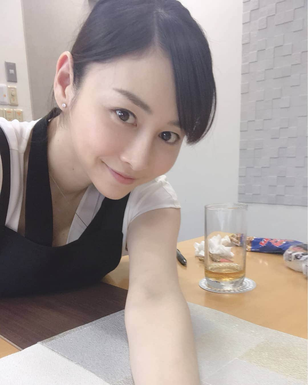 杉原杏璃さんのインスタグラム写真 - (杉原杏璃Instagram)「動いてない日！  今日は1日 こもって打ち合わせしてました！！ あっつくて暑くて  素足になってやってたよね〜w  早くも 冷房に半袖ですが、夏を乗りきれるのか  #japan  #LOVE  #love  #instagood  #YOLO  #new  #look  #follow  #happy  #fun  #funny 　#smile  #beauty  #swag  #girl  #girls  #me  #fashion  #アンラブ  #グラビア  #アイドル  #グラドル  #グラビアアイドル  #anrisugihara  #杉原杏璃」6月6日 19時45分 - anri.sugihara.anri