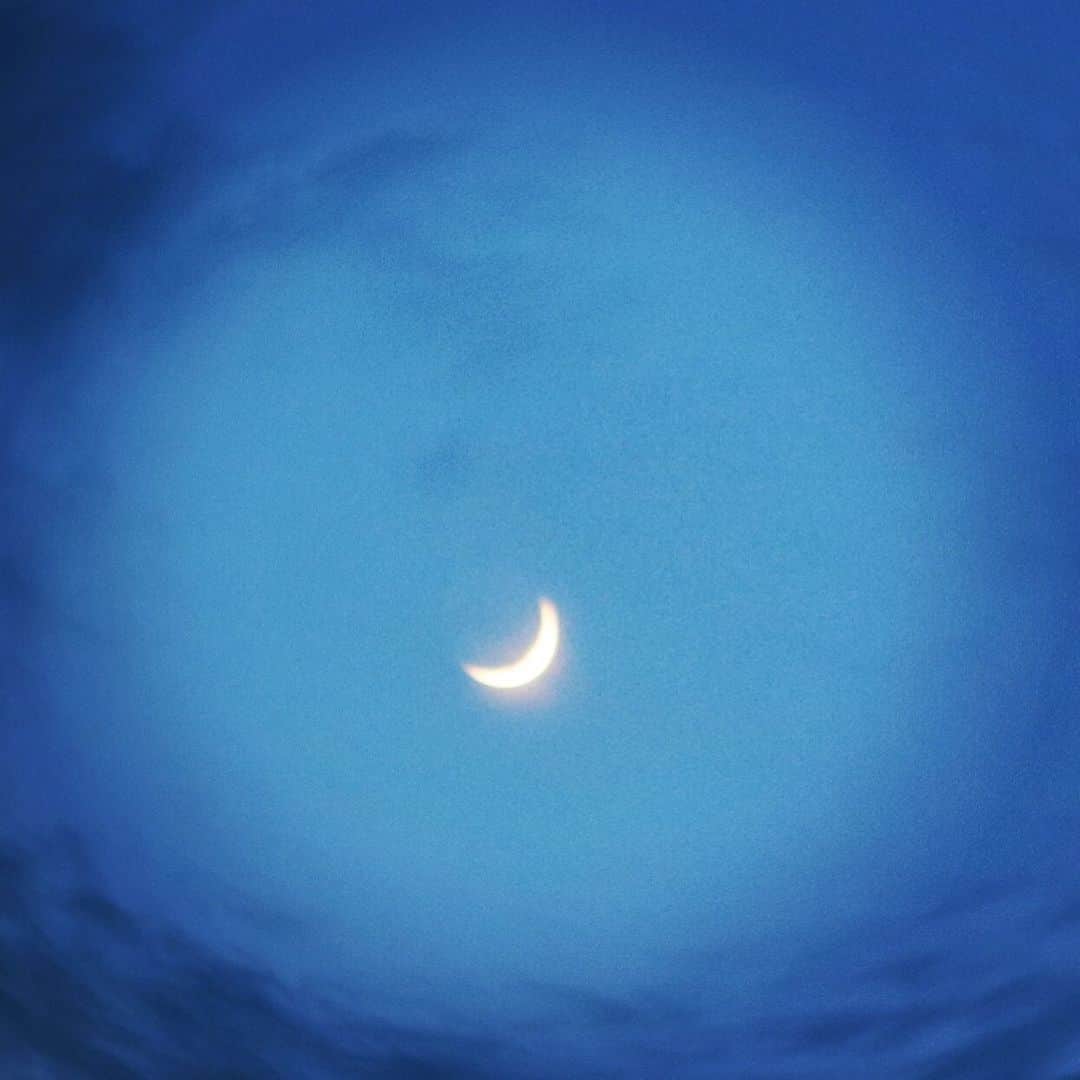 千紘れいかさんのインスタグラム写真 - (千紘れいかInstagram)「薄い月が綺麗で 思わずシャッター🌙  #月 #moon」6月6日 19時40分 - chihiro.reika