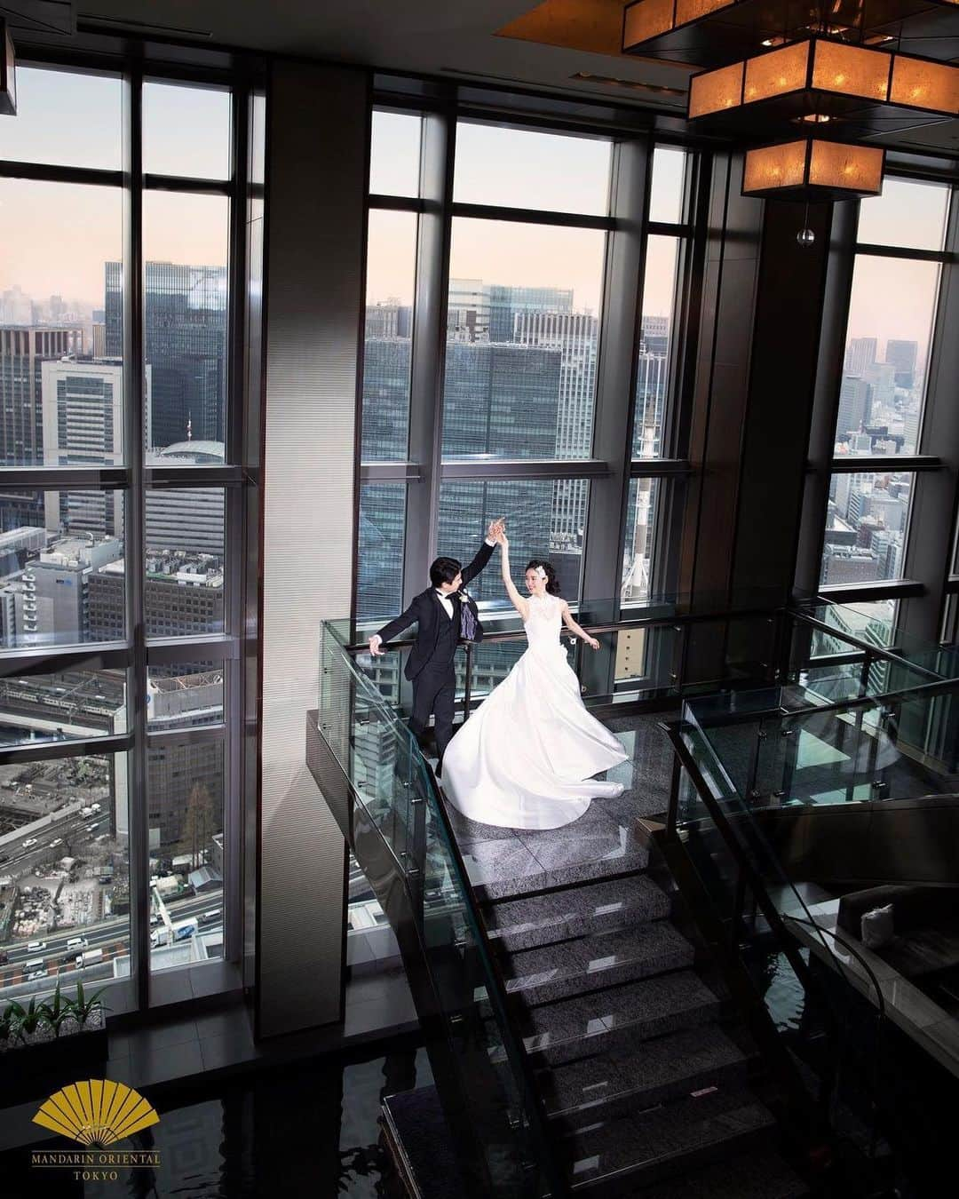 Mandarin Oriental, Tokyoさんのインスタグラム写真 - (Mandarin Oriental, TokyoInstagram)「【Weddings by Mandarin Oriental, Tokyo】 マンダリン オリエンタル 東京の最上階である38階と37階をつなぐドラマティックな階段。東京を一望できる絶景が広がるラグジュアリーな空間は、思わず手をとって踊りだしたくなる舞台のよう。  次回の試食付見学会は6月8日（土）、15日（土）、16日（日）に開催いたします。 7月15日（月・祝）にはプレミアムウエディングフェアも開催決定！ この機会にぜひ「ウエディング by マンダリン オリエンタル 東京」をご体験ください。  ウエディングフェアの詳細、ご予約はこちら:  @motyo_wedding  #MandarinOrientalTokyo #MOtokyo #MOTYOwedding #WeddingsByMO #マンダリンオリエンタル東京 #ウエディングbyマンダリンオリエンタル #ウェディング #ウェディングドレス #ウェディングフォト #ホテルウェディング #ブライダルフェア #プレ花嫁 #Bridal #Bridalfair #花嫁 #wedding #weddingdress #Weddingphotography #三井本館 #日本橋 #Nihonbashi #三井本館 #重要文化財 #披露宴 #locationphoto #weddingparty #結婚式準備 #結婚式 #Dramatic #Luxury #ラグジュアリーホテル」6月6日 19時49分 - mo_tokyo