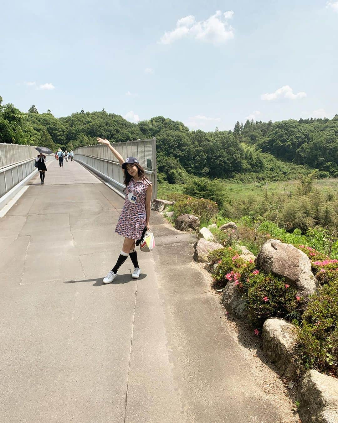 板橋瑠美さんのインスタグラム写真 - (板橋瑠美Instagram)「ついに開幕♡！！﻿ ﻿ トーナメント初日、﻿ ﻿ 初めて！﻿ 壮絶な戦いを生で観戦してきました💓﻿ ﻿ 打つ時の緊張感。。。﻿ ゾクゾクしてしまいます😍﻿ ﻿ 先日生で、目の前で練習ラウンドを回らせていただいた﻿ 石川遼選手も、今日は更にカッコよかった、、、﻿ ﻿ 本日は白いパンツに白いサンバイザーで王子様に見えましたよ♡﻿ ﻿ やはり一番ギャラリーが多く、﻿ メディアの量も一番でした！！！﻿ ﻿ 中盤の6.7.8.9ホールをついて周り、 あとは18ホールで色んな選手の、﻿ ラストホールを観戦させていただきました♡！﻿ 今日は猛暑で物凄い汗かきましたーーー💦 でもいい運動になりました！！ ﻿ しかし、、、やっぱりプロって半端じゃ無い！！！﻿ ﻿ とんでもないセンス。﻿ ﻿ ﻿ 今まで全くとして興味が無かったゴルフ。﻿ ﻿ 小さい時から叔父がテレビで見てて、﻿ つまらなくて別の部屋でアニメとかバラエティ見てた。﻿ ﻿ ﻿ だけど自分がやるようになって、﻿ アンバサダーになって更に詳しくなってきて﻿ ここ最近でどハマりしてるんだけど、どーしよう😍💕﻿ ﻿ これは恋だ♡💓w﻿ ﻿ 本当面白いよ⁉️⁉️w ﻿ ﻿ ﻿ マジでこの面白さを１人でも多くの﻿ 全く知らない若い方に伝えたいな(◍⁃͈ᴗ•͈)४४४♡* ﻿ ﻿ ﻿ ﻿ 疲れた時は、Fesのように色んなご飯が食べられるフードコートのスペースで﻿ ﻿ エキシビションで生中継も見れたりするよ💜！！﻿ ﻿ ﻿ ビールもハイボールも飲みながらビジョンで中継観ると最高です！((((･´ω`･))))w﻿ ﻿ ﻿ ﻿ ﻿ そして💓！！！﻿ お得なチケットのご案内🎫﻿ ﻿ ﻿ 当日のみ﻿ インフォメーションで販売！﻿ ホスピタリティデッキ観戦チケット﻿ ﻿ 50枚のみ限定💜﻿ 2000円！！﻿ ﻿ この超お得なチケット、早い者勝ちです！﻿ ﻿ ﻿ ﻿ ﻿ さぁ明日は２日目✨﻿ ﻿ 朝から居ます♡！！﻿ ﻿ 会場で見かけたら声かけてくださいねー◟̊◞̊ ◟́◞̀ ◟̆◞̆💓﻿ ﻿ ﻿ ﻿ @japangolftour  @jgto_aoki  #JGTO #森ビルカップ #JGTOアンバサダー アンバサダー #golf #lovegolf #石川遼 選手 #石川遼プロ  #男子ゴルフプロ #男子プロゴルフ #ゴルフ大好き #ゴルフ楽しい #ゴルフ女子 #ゴルフデビューデサント #日本ゴルフツアー選手権SNSアンバサダー」6月6日 19時50分 - rumi_official_0616