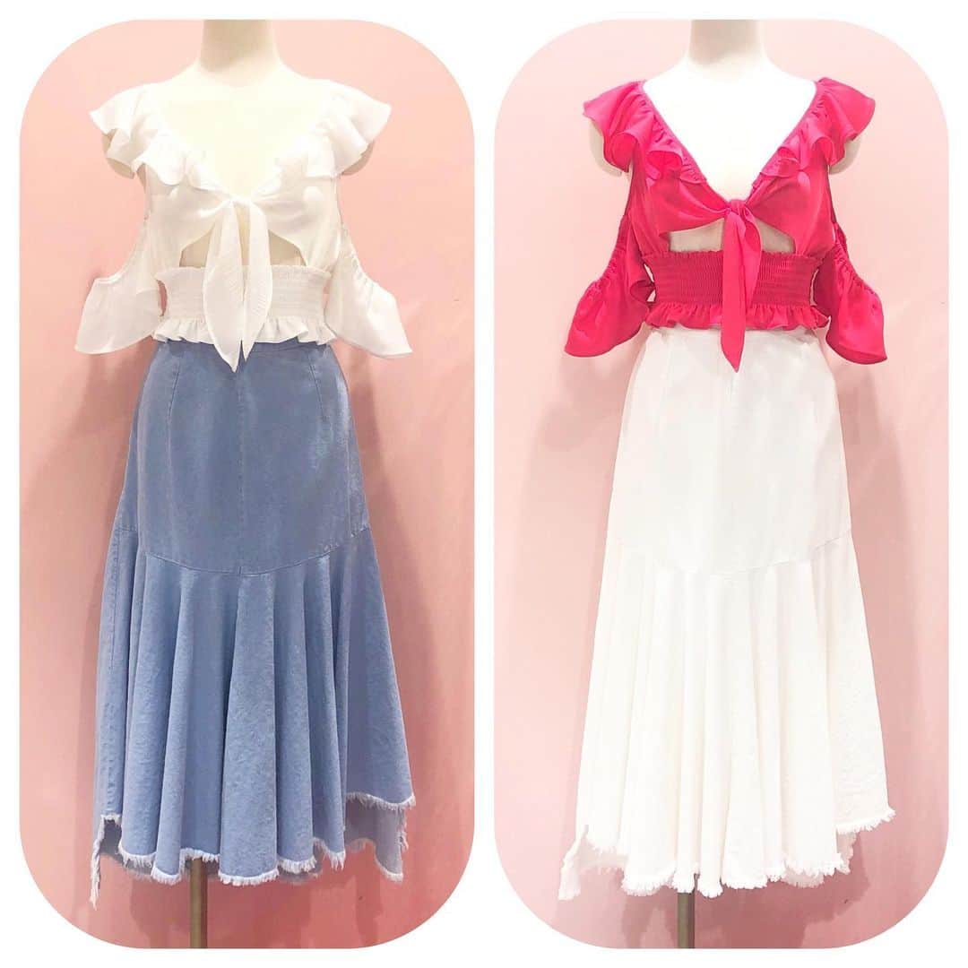 のインスタグラム：「💜Pick Up Item💜 フリルデザイントップ color WHITE/PINK size FREE ¥13,800 + tax ． アシンメトリーヘムデニムロングスカート color LT.BLUE/WHITE size S/M ¥21,800 + tax . #lilLilly #lilLillytokyo #lilLillyshinjuku #lilLillynagoya」