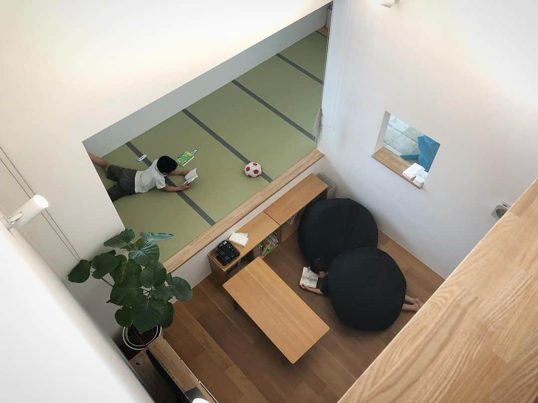 株式会社　三建さんのインスタグラム写真 - (株式会社　三建Instagram)「居心地のいい場所で大好きな読書。 …いや、漫画かな？  家族が繋がるステキなお家です。  #三建#sanken#注文住宅#dwell#建築家との家づくり#吹き抜け#建築家#畳コーナー#くつろぎ空間#家づくり#マイホーム#お宅訪問#ありがとうございました」6月6日 19時52分 - sanken.official