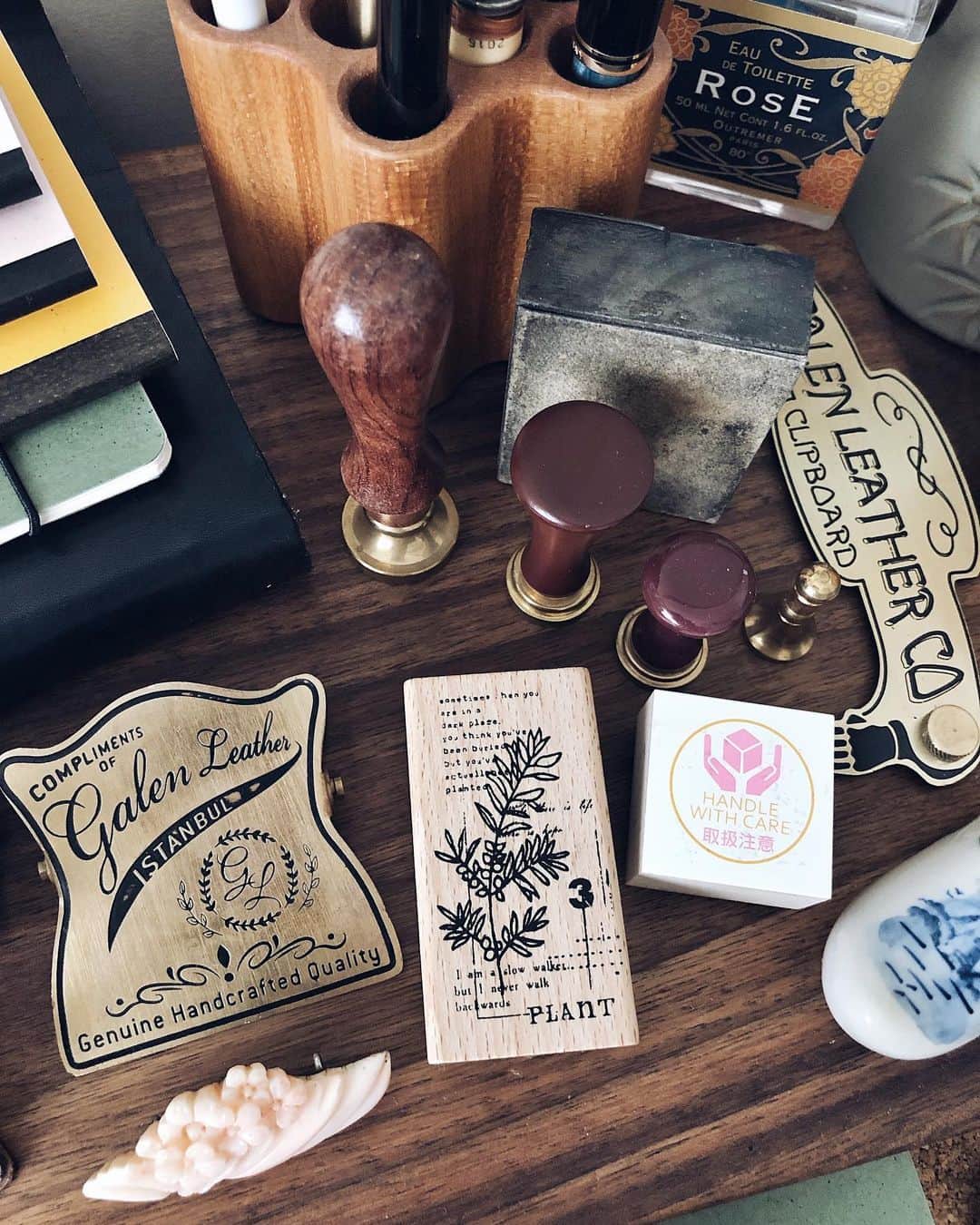 Catharine Mi-Sookさんのインスタグラム写真 - (Catharine Mi-SookInstagram)「“With simplification we can bring an infusion of inspiration to our daily lives; set a tone that honors our families' needs before the world's demands. Allow our hopes for our children to outweigh our fears. Realign our lives with our dreams for our family, and our hopes for what childhood could and should be.” -Kim John Payne . . . The simple life has been something I’ve come to value more and more as the journey unfolds. Sometimes it’s really challenging to make changes to align with that amidst a busy modern world. But even just the smallest steps can make such a big impact. Some of you may have seen my stories yesterday on this topic. I decided to delete my Facebook among other social media apps that I’m hardly on as well as apps that take up unnecessary time and energy. It hasn’t even been a full 24 hours yet since making the jump, but I already feel so freed up in my time and reserves. And the best part from this is that now I can focus more towards the parts of life that I value most, such as family, creativity and just living life. What small changes have helped you all make more room for the things that fulfill your heart? . . . TN Passport @nomadostore. Portable @ystudiostyle copper brassing pen @koheziamsterdam. Wooden Sketchbox, Brass Clip & Toolcomb Pen Holder @galen_leather. Notebooks with handtype @soumkine. . . . #simplifyyourlife #journaling #ystudio #fountainpens #galenleather #loveforanalogue #midoripassport #トラベラーズノート #nomadostore #midoritravelersnotebook #journallove #creativejournaling #petalsandprops #penmanship #soumkine #stationery #stationerylove #dailyjournal #creativejournal #flatlaystyle #rubberstamps #desksetup #thedailywriting #plannergoodies #travelerscompany #aquietstyle」6月7日 1時26分 - catharinemisook