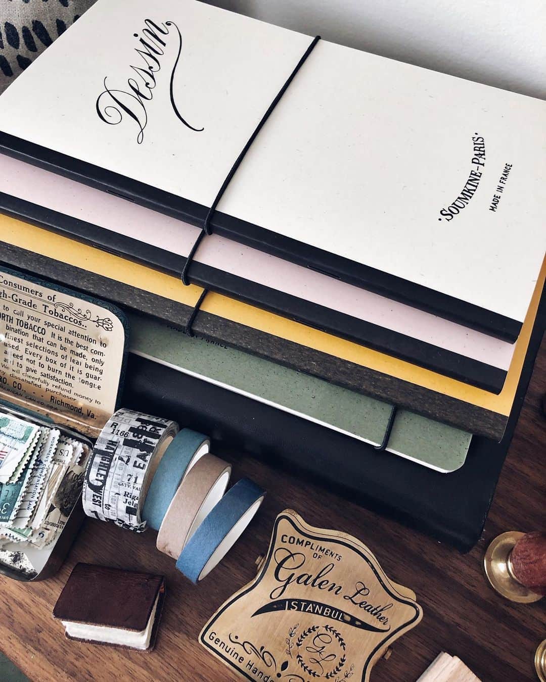 Catharine Mi-Sookさんのインスタグラム写真 - (Catharine Mi-SookInstagram)「“With simplification we can bring an infusion of inspiration to our daily lives; set a tone that honors our families' needs before the world's demands. Allow our hopes for our children to outweigh our fears. Realign our lives with our dreams for our family, and our hopes for what childhood could and should be.” -Kim John Payne . . . The simple life has been something I’ve come to value more and more as the journey unfolds. Sometimes it’s really challenging to make changes to align with that amidst a busy modern world. But even just the smallest steps can make such a big impact. Some of you may have seen my stories yesterday on this topic. I decided to delete my Facebook among other social media apps that I’m hardly on as well as apps that take up unnecessary time and energy. It hasn’t even been a full 24 hours yet since making the jump, but I already feel so freed up in my time and reserves. And the best part from this is that now I can focus more towards the parts of life that I value most, such as family, creativity and just living life. What small changes have helped you all make more room for the things that fulfill your heart? . . . TN Passport @nomadostore. Portable @ystudiostyle copper brassing pen @koheziamsterdam. Wooden Sketchbox, Brass Clip & Toolcomb Pen Holder @galen_leather. Notebooks with handtype @soumkine. . . . #simplifyyourlife #journaling #ystudio #fountainpens #galenleather #loveforanalogue #midoripassport #トラベラーズノート #nomadostore #midoritravelersnotebook #journallove #creativejournaling #petalsandprops #penmanship #soumkine #stationery #stationerylove #dailyjournal #creativejournal #flatlaystyle #rubberstamps #desksetup #thedailywriting #plannergoodies #travelerscompany #aquietstyle」6月7日 1時26分 - catharinemisook