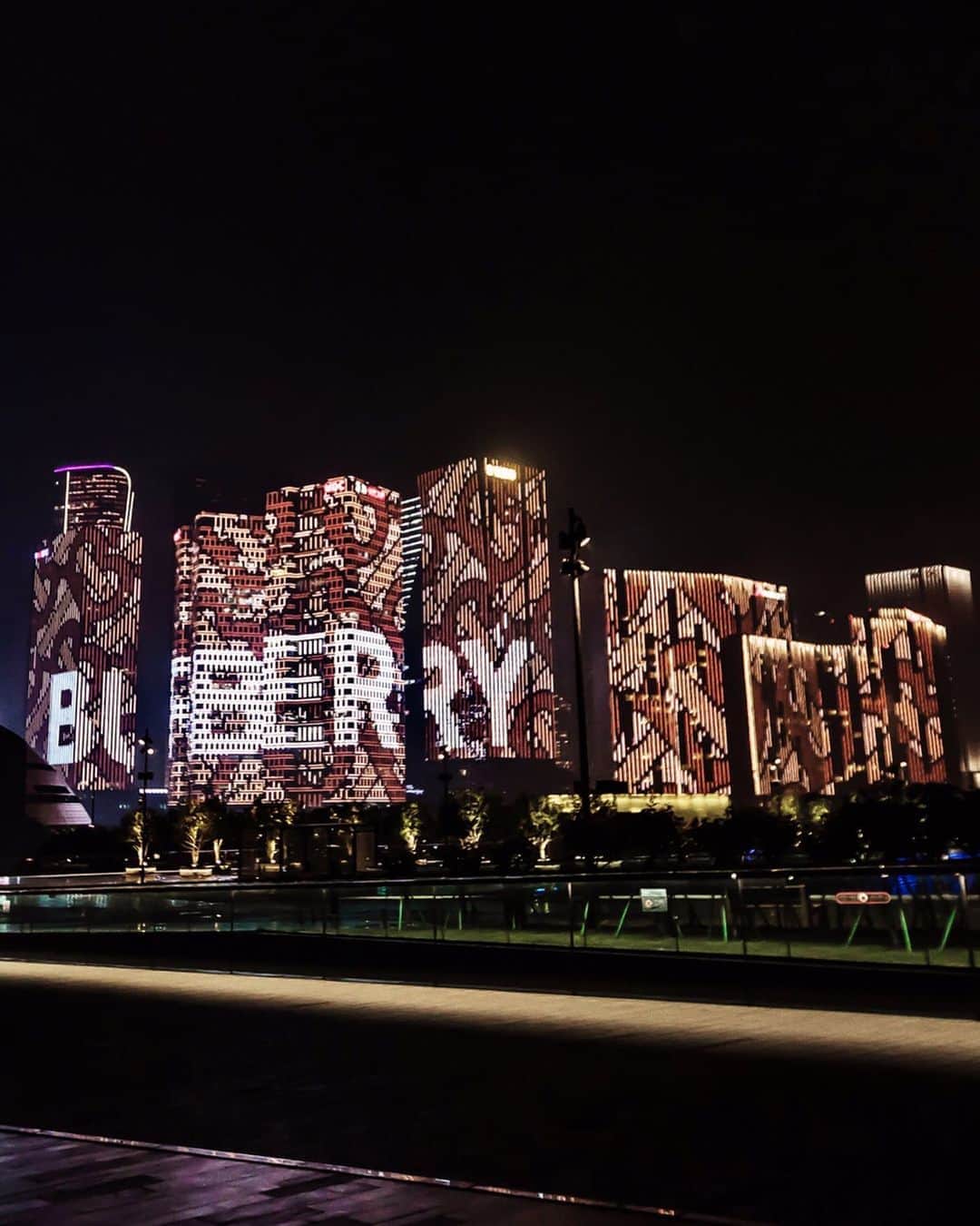 Burberryさんのインスタグラム写真 - (BurberryInstagram)「In a unique spectacle of light, the #ThomasBurberryMonogram takes over the city of Hangzhou .  The Hangzhou light show, China .  #TBRT #BurberryGeneration」6月7日 1時19分 - burberry
