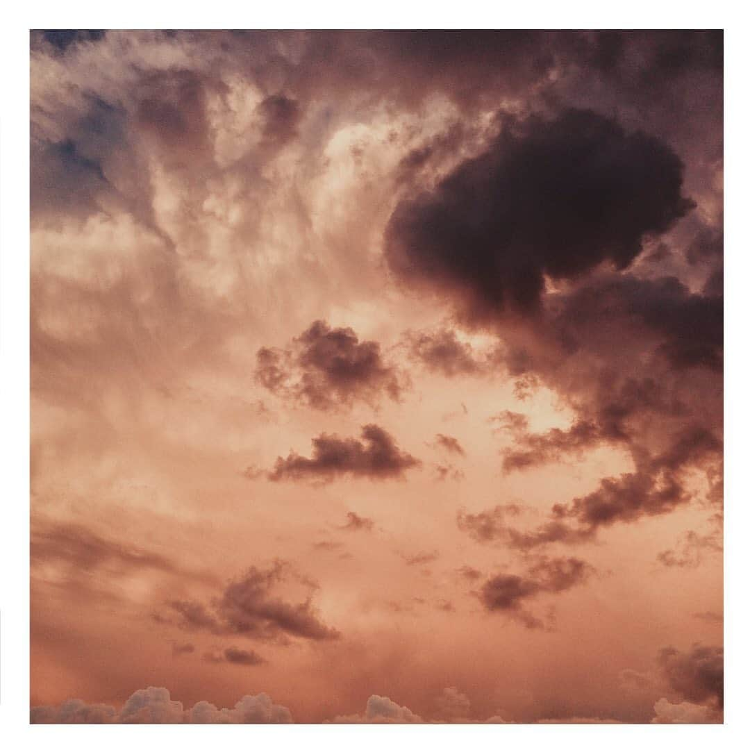 Stop The Water While Using Me!さんのインスタグラム写真 - (Stop The Water While Using Me!Instagram)「Stormy summer weather mood.⠀⠀ #moodstagram #thursyay #clouds ⁣#cloudsofinstagram #fromwhereistand  #newperspectives #daringtochange #stopthewaterwhileusingme #caution #waterless #limitededition #allyouneedisless #bethechange #changemakers #takeaction #bepartofthesolution #cleanbeauty #greenbeauty #naturalbeauty #organicbeauty #organiccosmetics #ecofriendly #gogreen #greenliving #crueltyfree #regram inspired by #pexels⁣⠀」6月7日 1時23分 - stopthewater