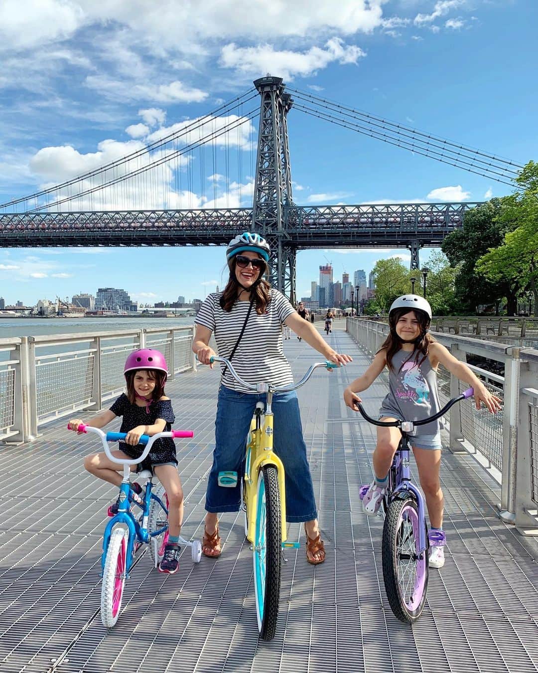 Ilana Wilesさんのインスタグラム写真 - (Ilana WilesInstagram)「If you are looking for a reason to get excited for the big kid years, may I present FAMILY BIKE RIDES!!! Seriously, best family bonding activity ever. Last week, @HuffyBicycles delivered four new bicycles to our apartment and we went on our first family bike ride in Manhattan, which was only our second family bike ride ever, since Mazzy just learned to ride a bike last summer. We rode along the East River Promenade, which I don't even think my kids knew was there. You always know you've done something right as a parent when your kid ends up bragging about a family activity to their friends afterwards. New post on the blog all about our bike ride, plus you can learn how to get 20% off Huffy bikes for you and your family! #LiveTheRide #ad」6月7日 1時24分 - mommyshorts