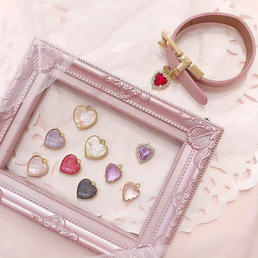 のインスタグラム：「. 【NEWS】 . いよいよ明日💞 6/7（金）19:00〜22:00 ラフォーレプライベートパーティ . Honey Salonでは特別な企画をご用意！！ . そのうちのひとつが パーティ限定ブレスの発売💞 ¥4,500+tax . パーティ時間中、 お好みのチャームをお選びいただく 限定ハートチャームブレスを発売します🥺❣️ . 当日はフォトスポットもご用意してますので、 ぜひ遊びに来てください💞 . . ※パーティは招待制です。 詳細は原宿店スタッフまでお問い合わせください。 . . #honeysalonbyfoppish  #honeysalon #ハニーサロン #laforet #harajuku #party #privateparty #pink #heart  #kirakira #charm #bracelet #limited #ブレス #限定 #チャーム #パーティ #ラフォーレ原宿 #ブレスレット #ハート #ピンク」