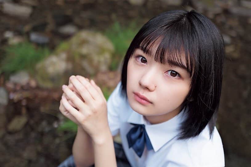 のインスタグラム：「発売中の週刊少年マガジン 27号に #欅坂46 2期生 #藤吉夏鈴 さんが登場！ 独特の存在感を放つ、夏鈴ちゃん。ささいな仕草で感情を表現する彼女を撮りおろしました！  撮影 /  YOROKOBI スタイリング / 優哉 ヘアメイク / 大庭愛加 デザイン / 坂上和也 (banjo)」