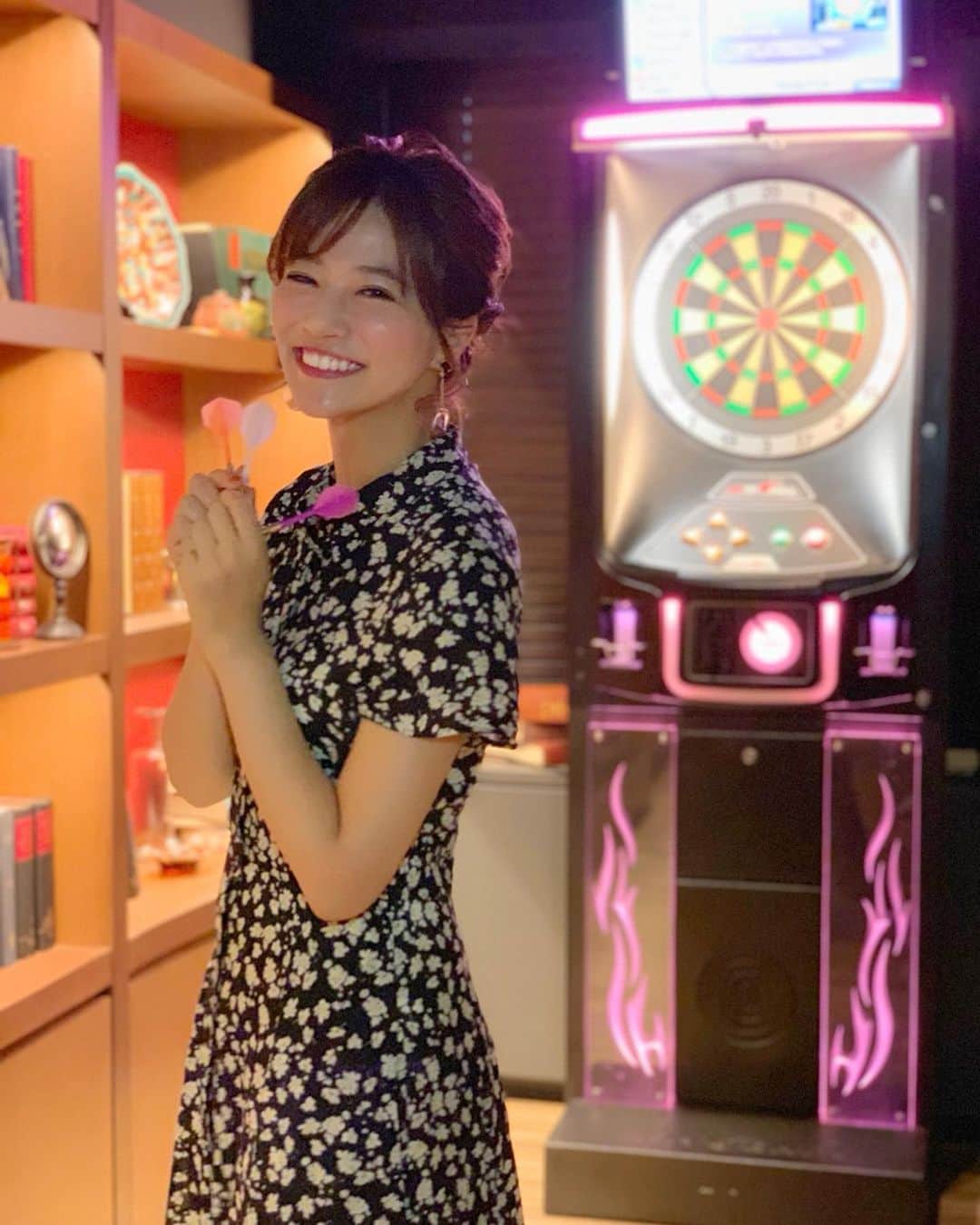 のインスタグラム：「こんばんは🙆❤️ . GWで行った韓国旅行😊❤️ あの投稿してから、投稿見て韓国行きました！とかいうメッセージが沢山頂けて本当にうれしい🤔💕 . 中にはロッテワールドのカジノにいってそのあとロッテ免税店で沢山お買い物した子もたくさんいたみたいで、私も対抗してダーツを🙆‍♀️❤️笑 . 韓国ではたっくさん韓国コスメをGet🙆 2枚目の動画みてね💕💕 これぜーんぶロッテ免税店で買えるのだ🥺✨✨ . 今回注目したコスメは @drjart 🥺❤️ スキンケアラインがめちゃくちゃ良くて、私よく目にクマできたり乾燥が気になってたんだけどそれもケアできてるよ🙆❤️ . 早く私もまたロッテ免税店にいってコスメを買い貯めしたい〜🇰🇷 旅行の計画立てなきゃな🙆❤️ . おまけでダーツ中の動画もつけとくね🙆 . #lottedutyfree #LDF #ロッテ免税店 #韓国旅行 #韓国ショッピング #PR #韓国コスメ #韓国購入品 #drjart #ドクタージャルト #cosmetics #koreanmakeup #koreancosmetic #コスメ好き #韓国好き #カジノ #casino #ダーツ #darts #ダーツ女子 #韓国土産 #🇰🇷 #韓国観光 #korea #seoul #seoultrip #オルチャン #オルチャンメイク」