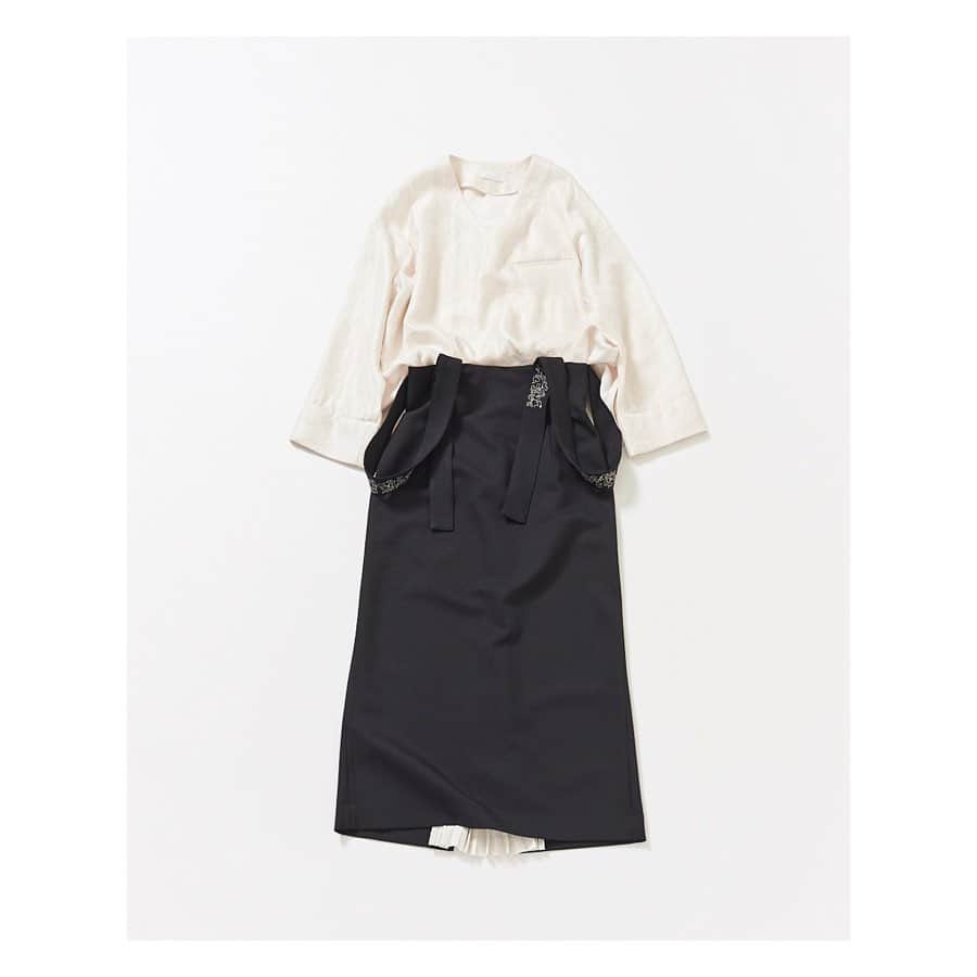 CIROI CIROI × MINETV VOL.1 ONAIRのインスタグラム：「【STYLE】 ＿＿＿＿＿＿＿＿＿＿＿＿＿＿＿＿＿＿＿＿＿＿＿＿＿＿ Blouse: Shine V-neck blouse Color: white/beige Price: ¥16,000+tax. . Skirt: High-waist 2way straight skirt Color: beige/black Price: ¥25,000+tax . Sandal: intrecciato sandal Color: brown/black Price: ¥27,000+tax. ￣￣￣￣￣￣￣￣￣￣￣￣￣￣￣￣￣￣￣￣￣￣￣￣￣￣ . Shirts. シャリ感と光沢感が珍しい素材のブラウス。表面のみの加工ため肌に直接当たる面はやわらかく、着心地の優しいトップスです。V ネックの大きさや袖のゆるさなど、シンプルながら計算されたディティールが特徴のブラウスです。 . Skirt. クラシカルなハイウエストのストレートスカートに、オリジナル柄刺繍を施したベルト付きのサスペンダースカート。刺繍は中国の剪絵を落とし込み、ラメ糸で華やかな印象にしています。サスペンダーを取り外した時に、スカート本体にはボタンが残らないようにデザインしているので、シンプルなスカートとしてもお使いいただけます。センターバックにプリーツを施し、動くほどにさりげなく見えるデザインにしています。 . #CIROI」