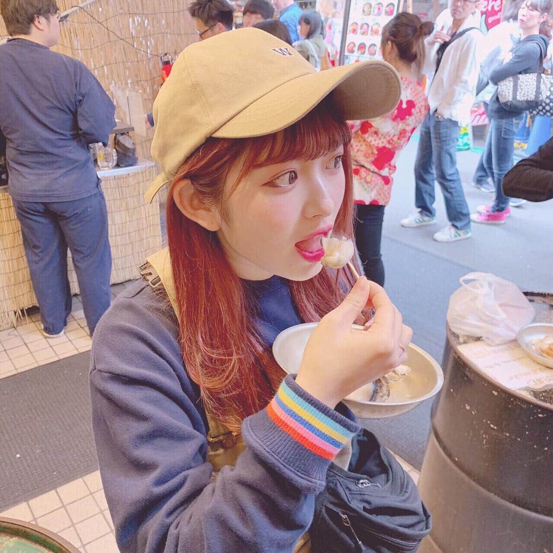 青木菜花のインスタグラム：「.﻿ .﻿ ぱくっ﻿ ﻿ 牡蠣だいすき、美味しい〜〜〜！﻿ ﻿そしてこの前バストケアサロン﻿ @cret1090 に行ってきたよ！﻿ ﻿ 脱毛メニューもあって一石二鳥🥰✨ バストケアのメニューは初回5800円みたいです！😳﻿ .﻿ .﻿ #バストアップ #バストケア #バストケアサロン  #築地 #食べ歩き #牡蠣」
