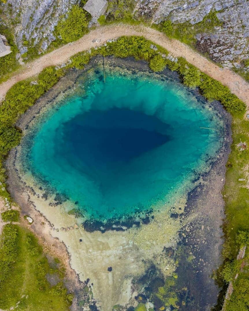 Discover Earthさんのインスタグラム写真 - (Discover EarthInstagram)「The beautiful Izvor Cetine reservoir is the source of the Cetina river in Croatia ! What do you think about the amazing color of this water ? 🇭🇷 Share this with someone who will love this vibe ! — 📍#DiscoverCroatia — 📸 Photos by @guksergey」6月6日 20時12分 - discoverearth