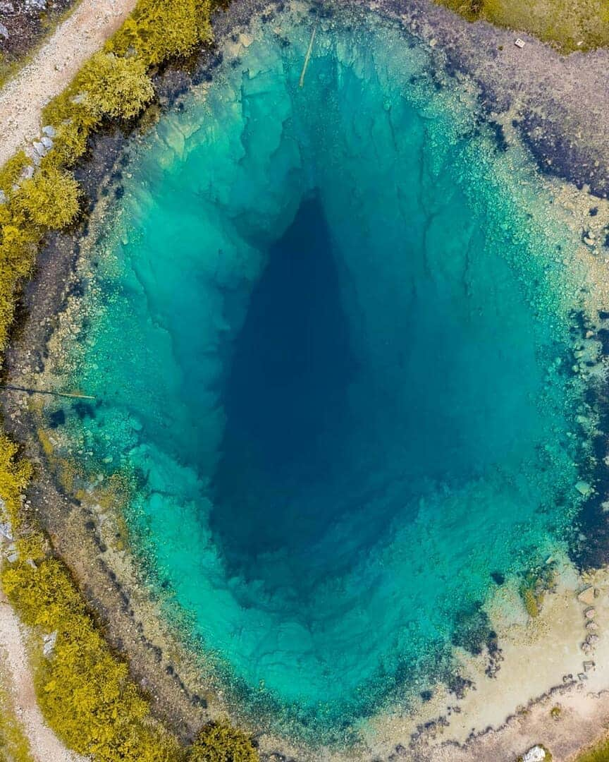 Discover Earthさんのインスタグラム写真 - (Discover EarthInstagram)「The beautiful Izvor Cetine reservoir is the source of the Cetina river in Croatia ! What do you think about the amazing color of this water ? 🇭🇷 Share this with someone who will love this vibe ! — 📍#DiscoverCroatia — 📸 Photos by @guksergey」6月6日 20時12分 - discoverearth