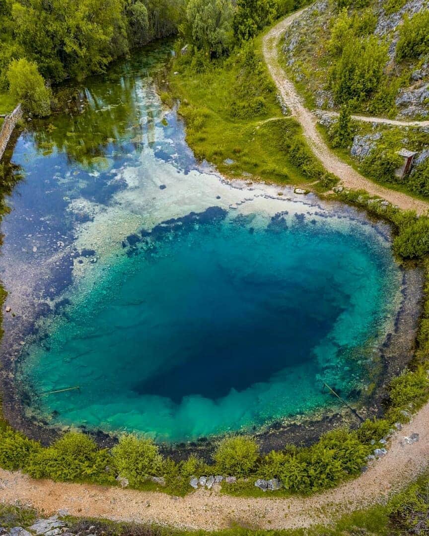 Discover Earthさんのインスタグラム写真 - (Discover EarthInstagram)「The beautiful Izvor Cetine reservoir is the source of the Cetina river in Croatia ! What do you think about the amazing color of this water ? 🇭🇷 Share this with someone who will love this vibe ! — 📍#DiscoverCroatia — 📸 Photos by @guksergey」6月6日 20時12分 - discoverearth