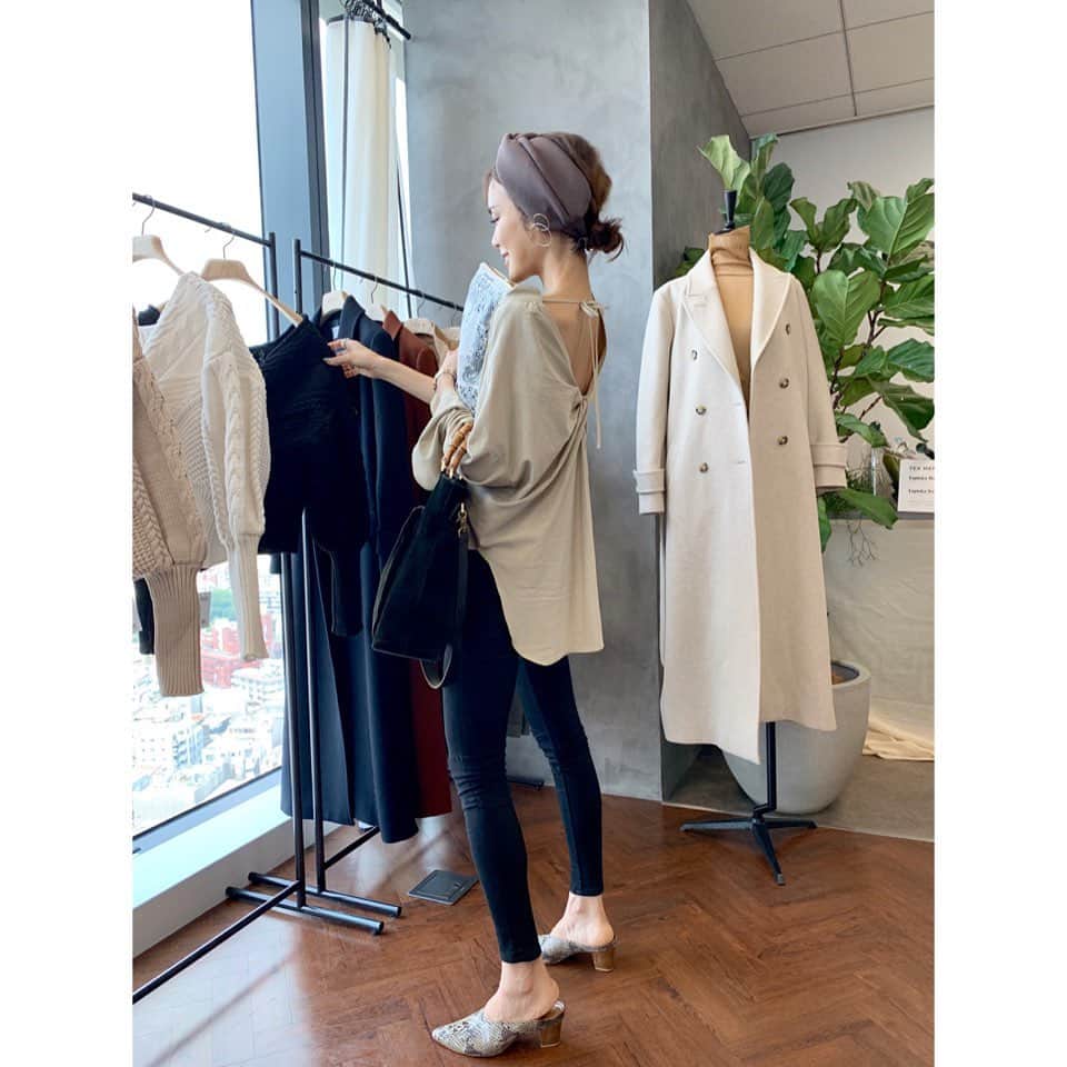 小林有里さんのインスタグラム写真 - (小林有里Instagram)「♡ 今日は明日からのファミセ準備で大忙しの  @14showroom にお菓子(←ファミマの)を 差し入れがてらもろもろ物色してから... . . 大好きな @etretokyo の展示会に🥰❤️ . あー。 たまらない。 (今日着てたシャツもココの♡) . . ショール付きのコートにしちゃった❤️ . . 夏は得意じゃないから 秋冬のこと考えてる時間が好き🖤 . . ちなみに @14showroom のfamily saleは 土日はどなたでもOKだそう👌✨ @fabiorusconi_japan も . @komono_store_tokyo も爆安。 詳細は @yamaguchi__tomohiro ぐっさんページ！ . . #outfit#coordinate#exhibition #etretokyo#marihoja#ターバン#黒も#昨日ポチった♡」6月6日 20時22分 - lilyshandmade