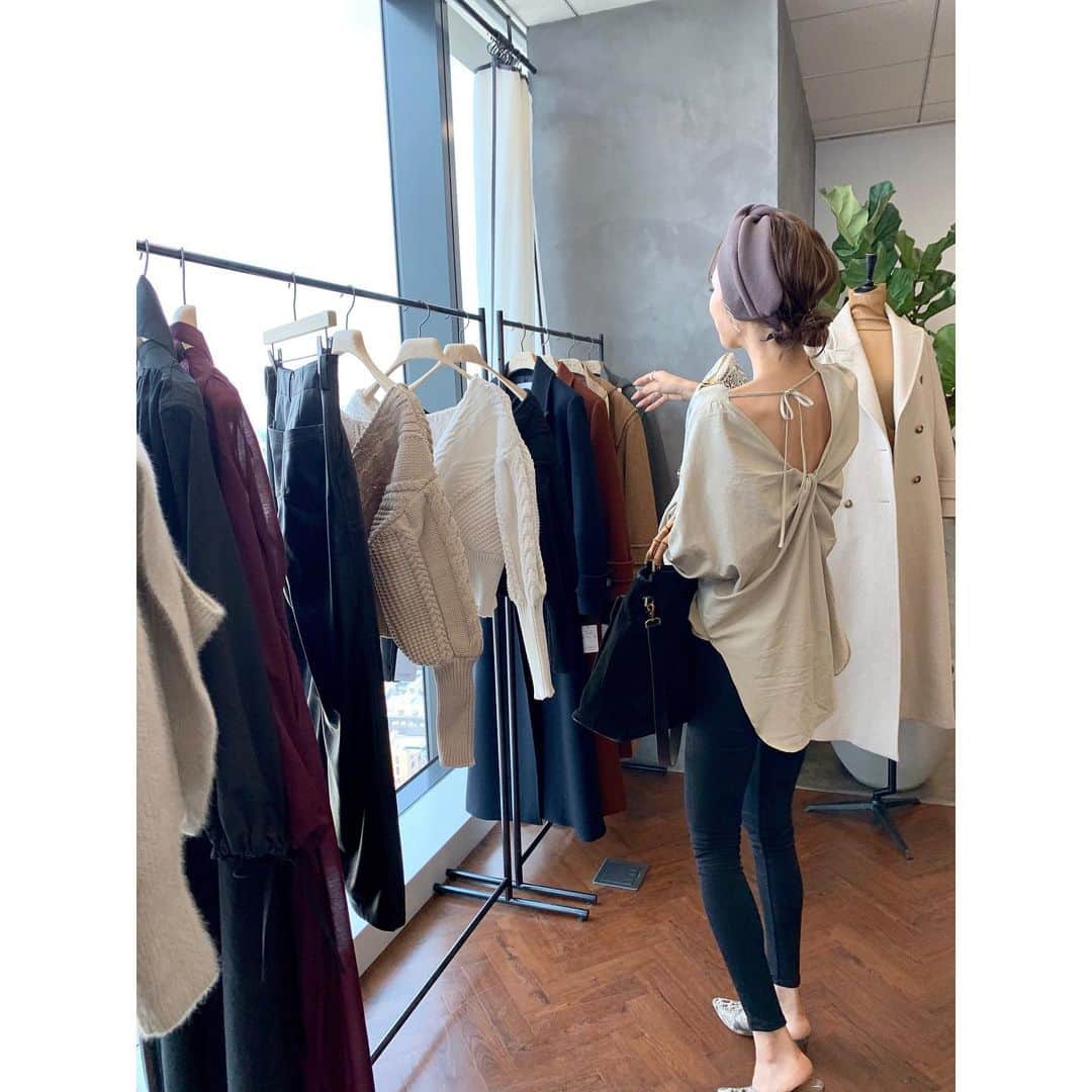 小林有里さんのインスタグラム写真 - (小林有里Instagram)「♡ 今日は明日からのファミセ準備で大忙しの  @14showroom にお菓子(←ファミマの)を 差し入れがてらもろもろ物色してから... . . 大好きな @etretokyo の展示会に🥰❤️ . あー。 たまらない。 (今日着てたシャツもココの♡) . . ショール付きのコートにしちゃった❤️ . . 夏は得意じゃないから 秋冬のこと考えてる時間が好き🖤 . . ちなみに @14showroom のfamily saleは 土日はどなたでもOKだそう👌✨ @fabiorusconi_japan も . @komono_store_tokyo も爆安。 詳細は @yamaguchi__tomohiro ぐっさんページ！ . . #outfit#coordinate#exhibition #etretokyo#marihoja#ターバン#黒も#昨日ポチった♡」6月6日 20時22分 - lilyshandmade