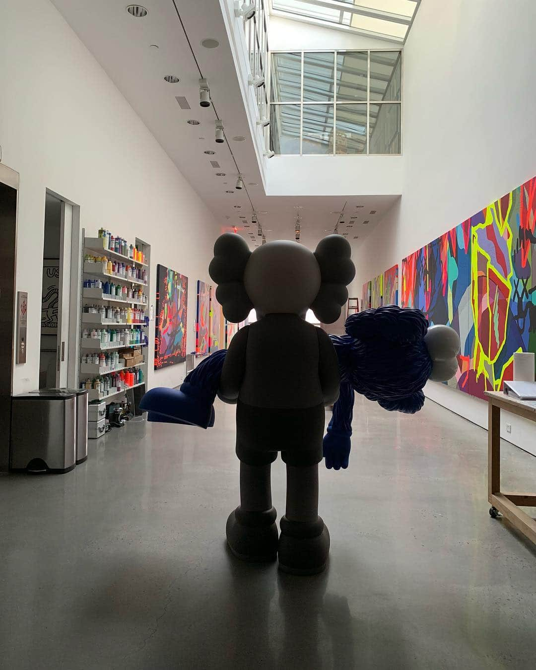 KAWSONEさんのインスタグラム写真 - (KAWSONEInstagram)「GONE at the studio last year before shipping of to an exhibition at @skarstedtgallery  #KAWS #GONE #tbt」6月6日 20時07分 - kaws