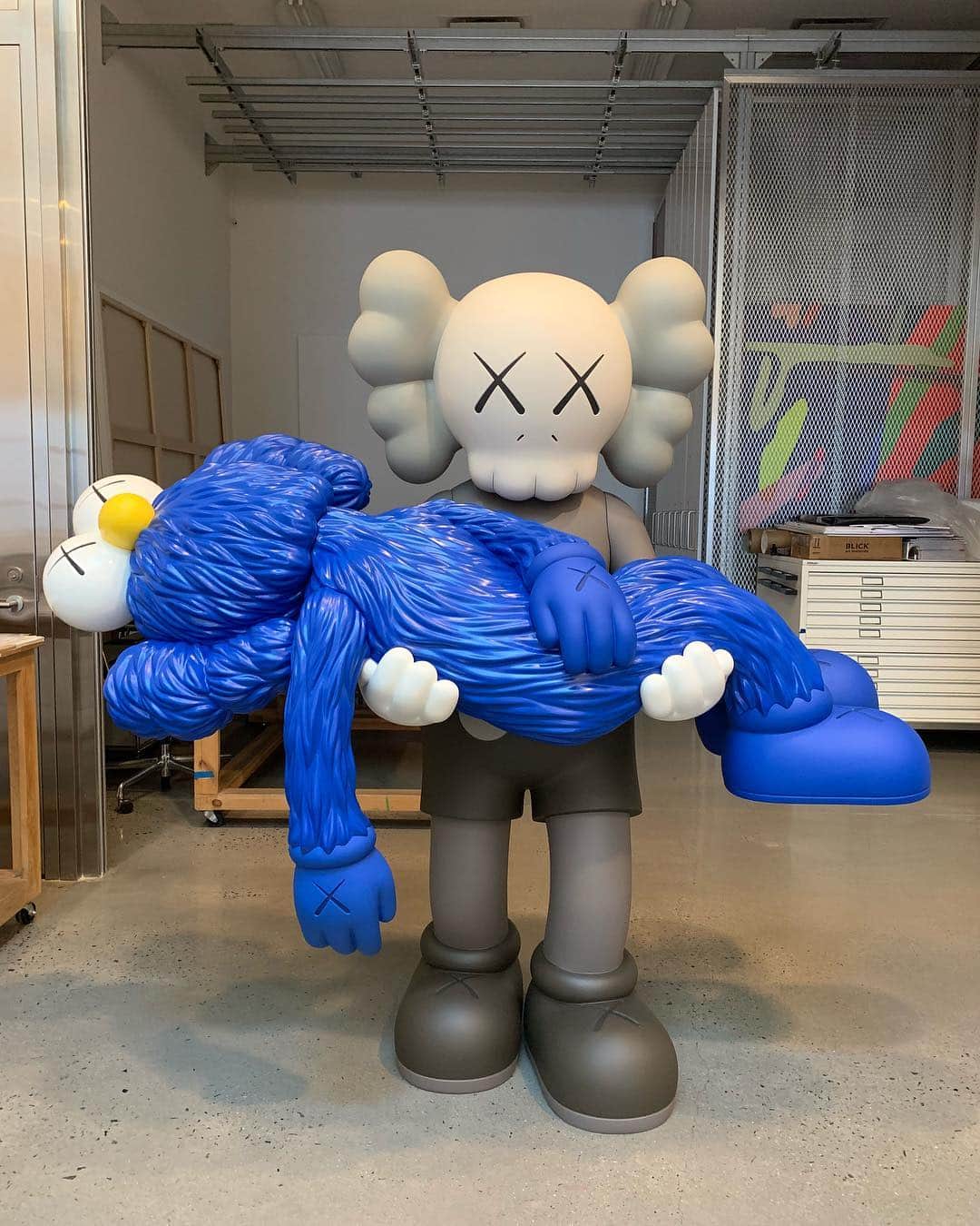KAWSONEさんのインスタグラム写真 - (KAWSONEInstagram)「GONE at the studio last year before shipping of to an exhibition at @skarstedtgallery  #KAWS #GONE #tbt」6月6日 20時07分 - kaws