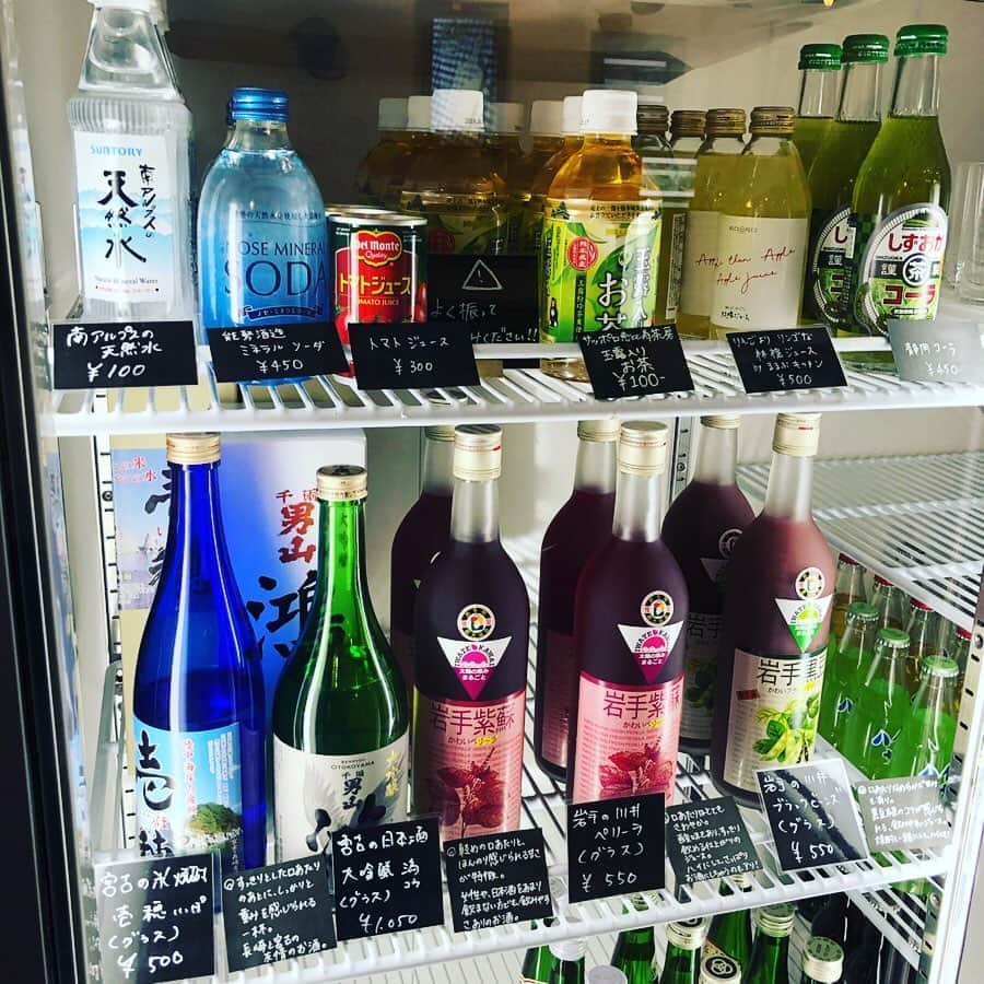 野本愛さんのインスタグラム写真 - (野本愛Instagram)「移動中お腹が空いたから、築地にある立ち飲みおむすび屋ONAKA PECO PECO by るるぶキッチン（@onakapecopeco312）に行ってみたよ😃👍✨✨ . 握らずにシェイクして作るシェキムスビが話題なの❤️ . おかずがカスタムオーダーできるからどれにしようか迷っちゃったー😆❣️❣️ . わたしは岩手県宮古市のイクラ×ねぎとチーズ×そぼろにしたよー😃✌️ . そぼろとチーズの組み合わせ初めて食べたけど、合うー😆😆 . シェイクして作ってるからホワホワ食感だったよ✨ . またいこーっと😃😃 #おむすび #onakapecopeco #シェキムスビ」6月6日 20時11分 - himemode