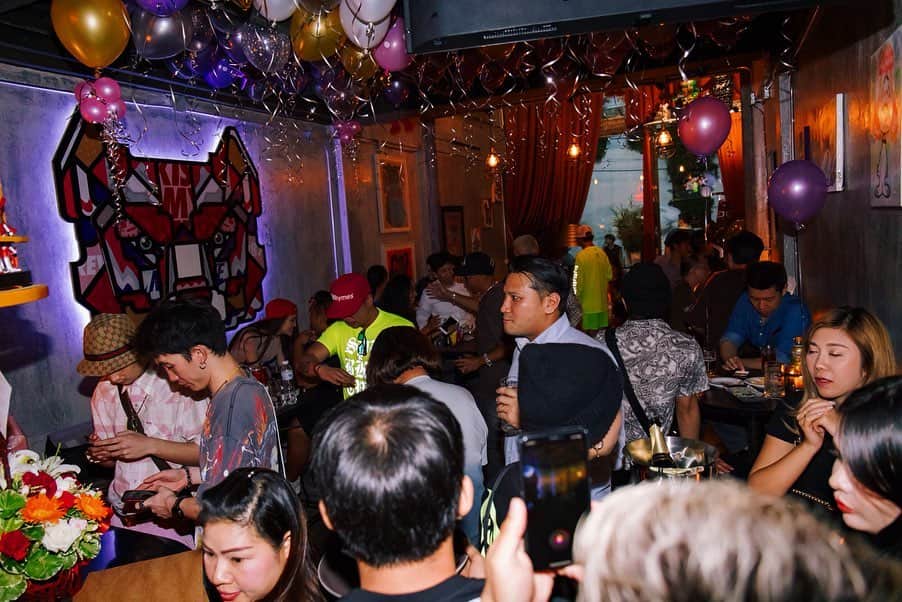 Kayzabroさんのインスタグラム写真 - (KayzabroInstagram)「ホクトの店のグランドオープンで再びバンコクへ🇹🇭 2階にはアヴァランチのジュエリーも扱ってます #bangkok #thailand #asianhiphop」6月6日 20時20分 - kayzabro_ds455