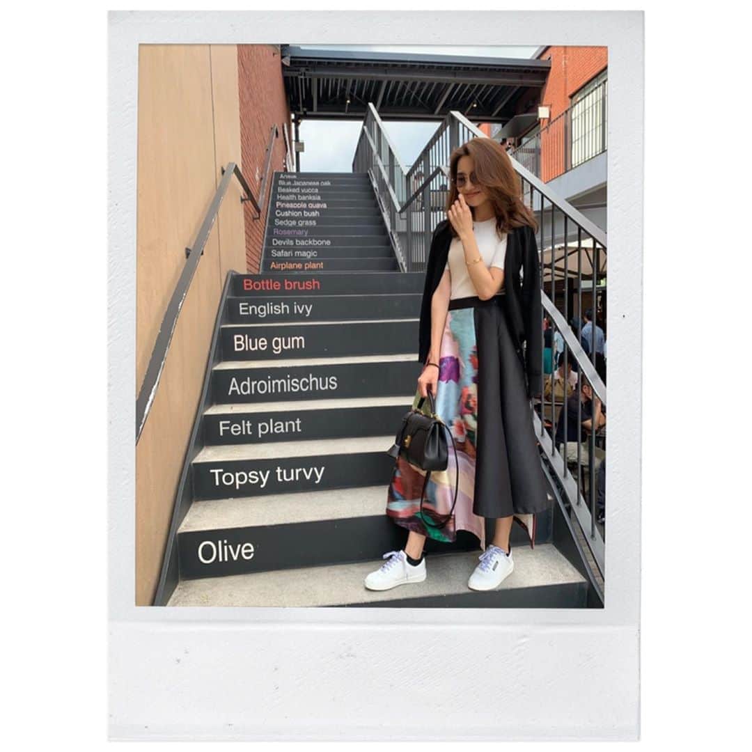 曽田茉莉江さんのインスタグラム写真 - (曽田茉莉江Instagram)「とっても久しぶりに横浜へ🥟横浜といえば、赤レンガ倉庫っと思ったので、レンガに合うような絵画モチーフのスカートを履いてみましたッ🎨  もちろん！中華街にも行ってきましたが、焼き小籠包が美味しすぎました🤤  #横浜 #横浜中華街#焼き小籠包 #赤レンガ倉庫#私服#fashion #夏コーデ#スニーカー#amerivintage #zara #snidel #chanel」6月6日 20時13分 - marie_soda_