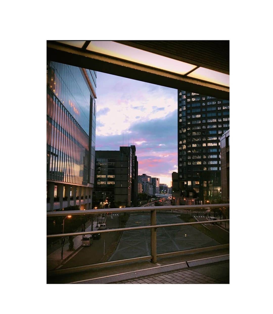 asamiのインスタグラム：「たまにこんなピンクの雲みたりしない？？﻿ ﻿ そしてピンクの雲には﻿ 意味があるらしくてね✩.*˚﻿ ﻿ 大丈夫だよちゃんと守ってるよ✋🏼﻿ ﻿ って神様からのサインなんだって(o´艸`)💕﻿ ﻿ 嬉しいよね✩.*˚がんばれるよね♪♪♪♪﻿ ﻿ 雲みたり自然に触れると﻿ 素敵な風景を見せてくれてありがとう﻿ って何だか幸せな気分になるんだよね♪♪るんっ﻿ ﻿  #ピンクの雲 #横浜 #お買い物途中にパシャり📷 #大丈夫 #自然 #私の世界観 #フォト #ことば #言葉 #だんだん暑くなってきたね #倒れないようにね #今日もありがとう」