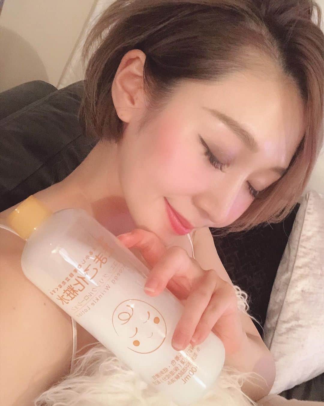 shihoのインスタグラム：「質問あった昨日ストーリーのってたのは たまご化粧水 @cocoeggtamago ってやつだよ🥚 . . 私もね、大好きな紗栄子様が 使ってるの見て真似っこしたの笑 . 卵殻膜エキスが乾燥小じわに効くんだって！ 同じのつかってますーー！って メッセージも多くてやはりうんうん♡ これいいよね！って思いました☺️ 気になったらすぐ試したくなるし 使ってる子結構いてうれしかった💕 . . お風呂あがりにとりあえず 全身にバシャバシャ！🛀💕 . 子供がいると前みたいになかなか念入りに bodyケアできないけど大容量で コスパも最強だから おしみなく使ってとにかく保湿！ わたしの美容法の１つとしては とにかく何回も化粧水かける！！！ これはサッパリ系だけど もちもちなるところがgood👍🏻 . ってことで仲間入りさせてます❤︎ . 高い化粧水をケチケチつかうより コスパのよい化粧水をガンガン つかいまくる方がわたしはすき❤︎❤︎ . . . . #美容#美容事情#美容アイテム #美肌#たまご化粧水  #ココエッグ #cocoegg #プチプラコスメ  #エイジング #小じわ #乾燥小じわ #化粧水  #卵殻膜 #卵殻膜エキス #無添加 #たまご肌  #敏感肌」