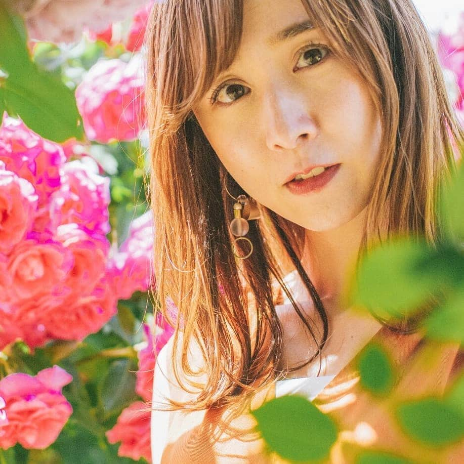 山川恵里佳さんのインスタグラム写真 - (山川恵里佳Instagram)「🌹 🌹 “綺麗な花にはトゲがある”って言うけど…トゲがあるくらいのほうがオモシロくないですか？♡♡♡ 🌹 🌹 🌹 #トゲがあって痛いのわかってるのに惹かれちゃうんだよね♡ #だからこそドキドキするんじゃない？ #なんの話してるんだろね？♡笑」6月6日 20時22分 - erika_3_official