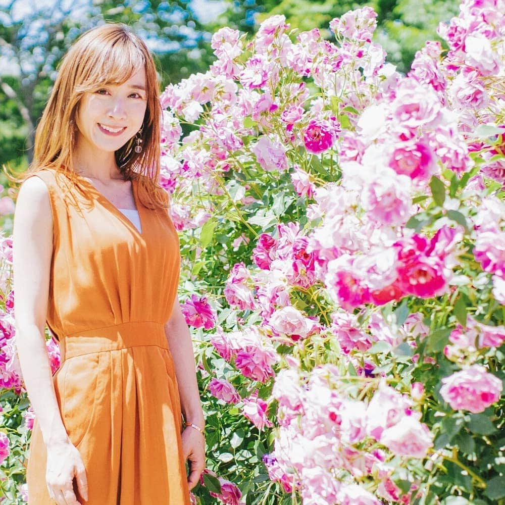 山川恵里佳さんのインスタグラム写真 - (山川恵里佳Instagram)「🌹 🌹 “綺麗な花にはトゲがある”って言うけど…トゲがあるくらいのほうがオモシロくないですか？♡♡♡ 🌹 🌹 🌹 #トゲがあって痛いのわかってるのに惹かれちゃうんだよね♡ #だからこそドキドキするんじゃない？ #なんの話してるんだろね？♡笑」6月6日 20時22分 - erika_3_official