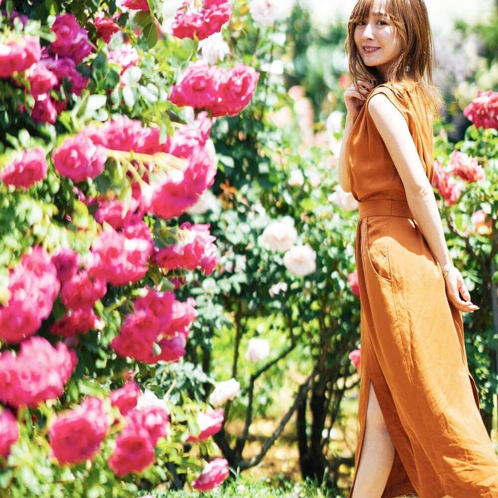 山川恵里佳さんのインスタグラム写真 - (山川恵里佳Instagram)「🌹 🌹 “綺麗な花にはトゲがある”って言うけど…トゲがあるくらいのほうがオモシロくないですか？♡♡♡ 🌹 🌹 🌹 #トゲがあって痛いのわかってるのに惹かれちゃうんだよね♡ #だからこそドキドキするんじゃない？ #なんの話してるんだろね？♡笑」6月6日 20時22分 - erika_3_official