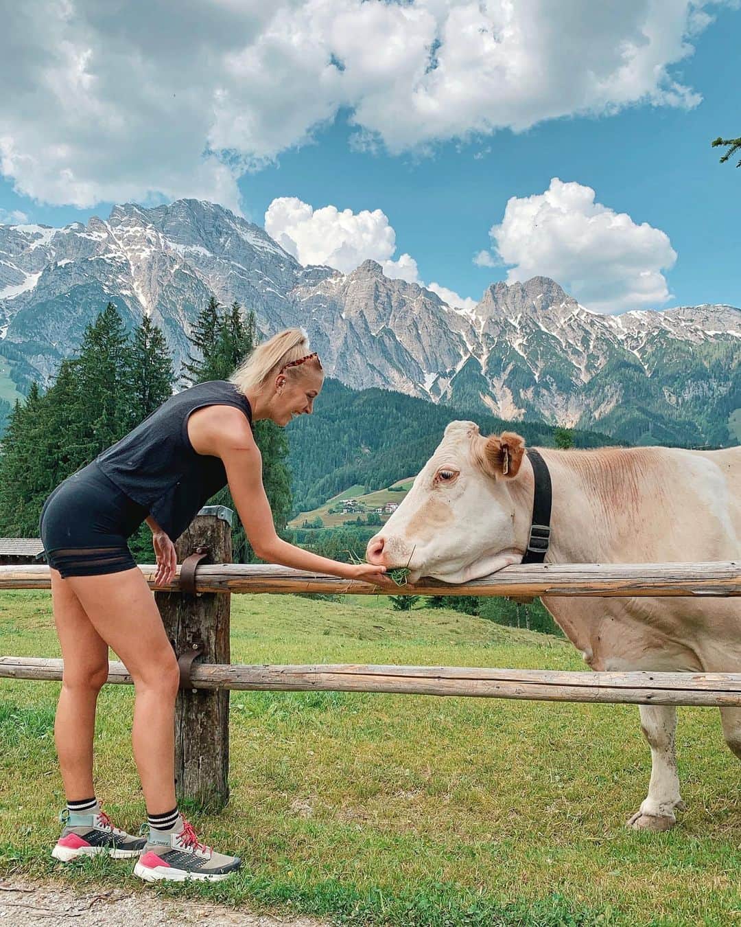 Zanna Van Dijkさんのインスタグラム写真 - (Zanna Van DijkInstagram)「Making friends with the locals 🇦🇹😻 This beautiful place we call home is to be enjoyed by all living beings, not just us humans. Sadly we are on track to push 1 million species to extinction through our actions and we are currently taking the lives of 56 billion land animals and over a trillion fish a year for food. That’s why I love meeting furry friends like this cheeky cow who was a big fan an ear tickle 🐮 It reminds me that we are all connected in our experiences and that a little compassion can go a long way 🌱🌎💙 #thesixthextinction #speciesextinction #eatmoreplants #eatlessmeat #friendsnotfood #furryfriends #plantpowered #savetheanimals  #feelaustria #visitaustria #austrianmountains #themountains #mountaingirl #travelgirl #naturegirl #mountainscape #salzburgerland」6月6日 20時23分 - zannavandijk