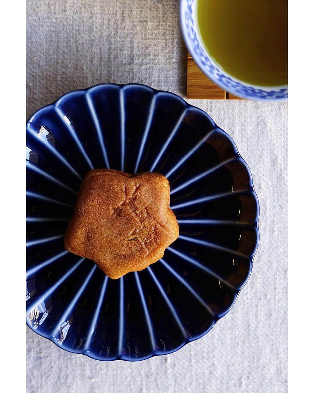 Ryoko Yunokiのインスタグラム：「+ + + A maple-shaped sweet cake, Momiji manju. + + + #にしき堂 #生もみじ #もみじ饅頭 #ぎやまん陶 #カネコ小兵製陶所」