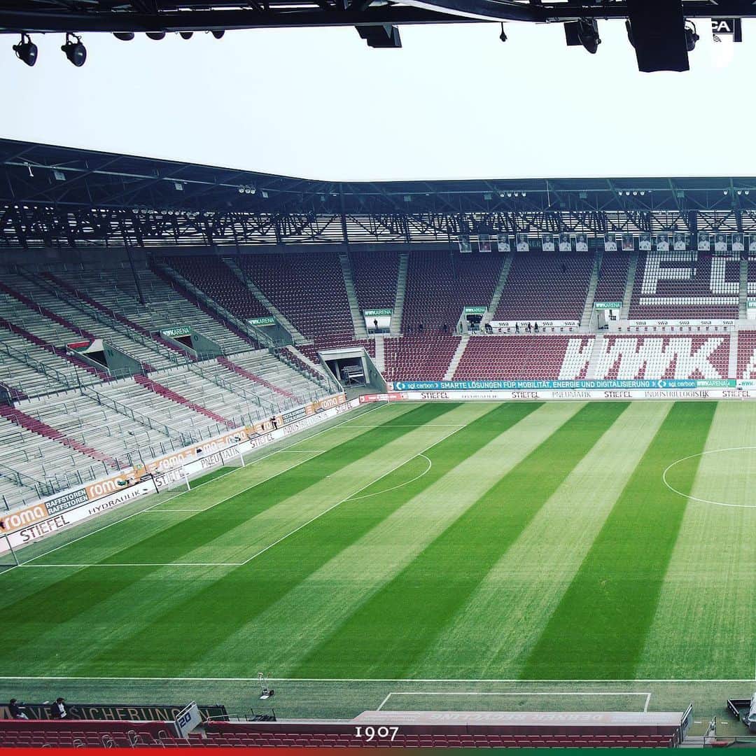 FCアウクスブルクさんのインスタグラム写真 - (FCアウクスブルクInstagram)「Home is where the #❤️/#💚 is!  #fca #fca1907 #fcaugsburg #home #wohnzimmer #wwkarena」6月6日 20時25分 - fcaugsburg1907