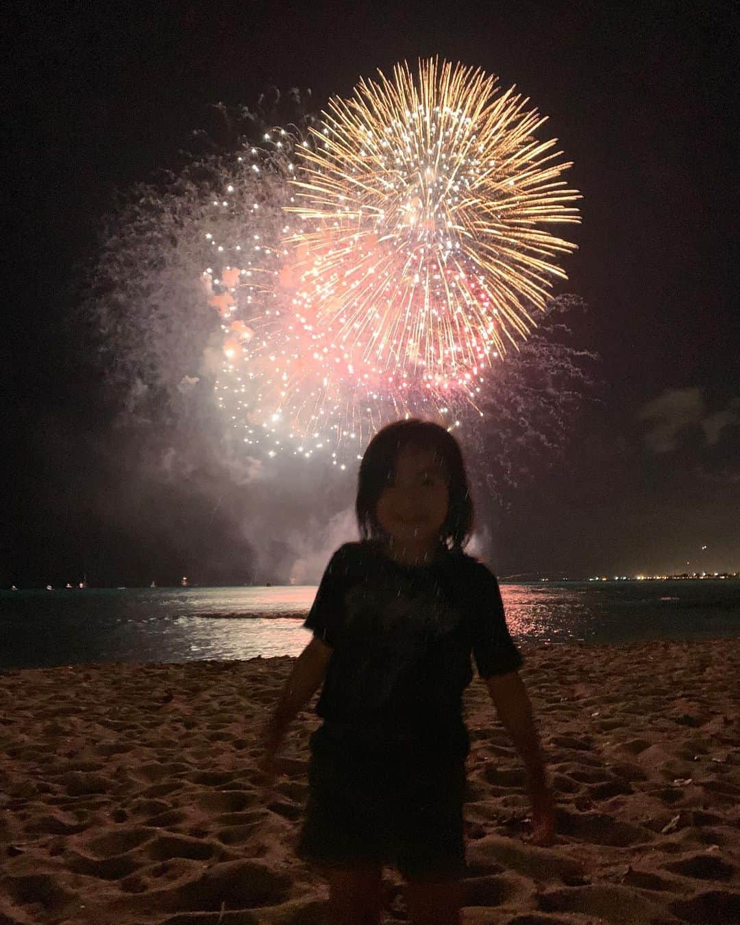 春名亜美さんのインスタグラム写真 - (春名亜美Instagram)「@machiko_96 達と一緒に花火も見れました🎇 "今夜ワイキキで花火が上がるらしいよ"という曖昧な情報だけで、調べてみても特に花火大会の情報はGETできず、とりあえずビーチの方に行ってみよーと行った結果、予想を遥かに上回る大花火🎇🎇🎇 日本でこの花火をこの距離で見ようと思ったら、きっと、行きも帰りも大渋滞&汗だく。 そんな大規模な花火がほとんど人がいないビーチで涼しくゆっくり見れました。 とにかく、全員が「すごいやん。え？凄すぎひん？」を連発 笑  #全員関西出身 最初から最後までフィナーレ並みの花火が上がり続けてました。 これは本当にラッキーだった💫 ・ ・ ・ #花火 #ハワイ花火 #fireworks  #hawaiilife #hawaii #ハワイ #ハワイ生活 #ハワイ暮らし #ハワイライフ #子連れハワイ」6月6日 20時38分 - amiharunaami