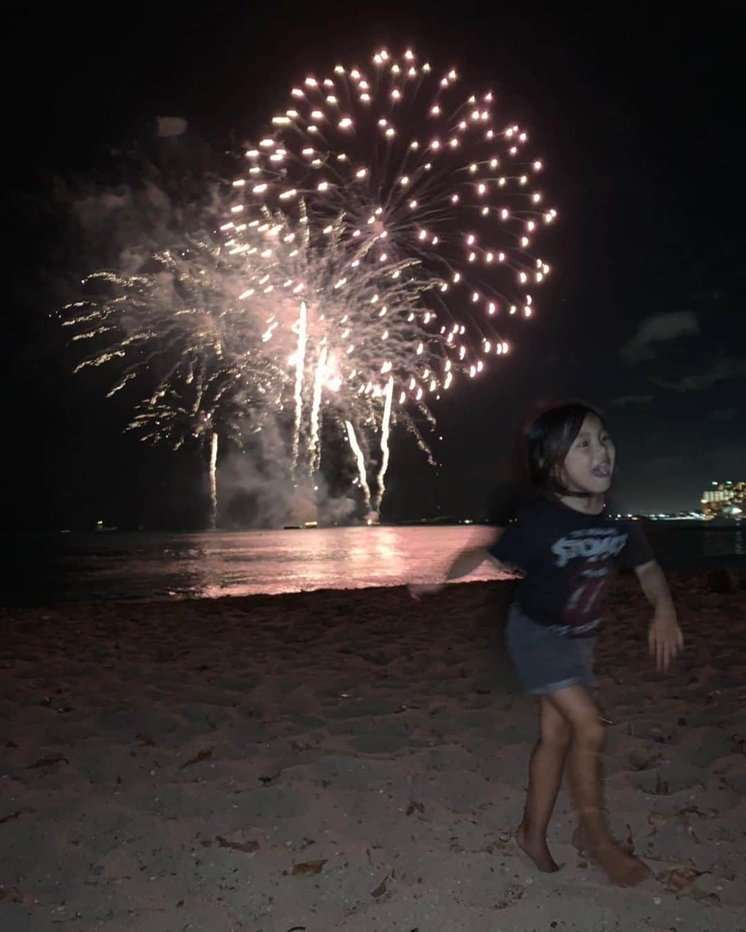 春名亜美さんのインスタグラム写真 - (春名亜美Instagram)「@machiko_96 達と一緒に花火も見れました🎇 "今夜ワイキキで花火が上がるらしいよ"という曖昧な情報だけで、調べてみても特に花火大会の情報はGETできず、とりあえずビーチの方に行ってみよーと行った結果、予想を遥かに上回る大花火🎇🎇🎇 日本でこの花火をこの距離で見ようと思ったら、きっと、行きも帰りも大渋滞&汗だく。 そんな大規模な花火がほとんど人がいないビーチで涼しくゆっくり見れました。 とにかく、全員が「すごいやん。え？凄すぎひん？」を連発 笑  #全員関西出身 最初から最後までフィナーレ並みの花火が上がり続けてました。 これは本当にラッキーだった💫 ・ ・ ・ #花火 #ハワイ花火 #fireworks  #hawaiilife #hawaii #ハワイ #ハワイ生活 #ハワイ暮らし #ハワイライフ #子連れハワイ」6月6日 20時38分 - amiharunaami