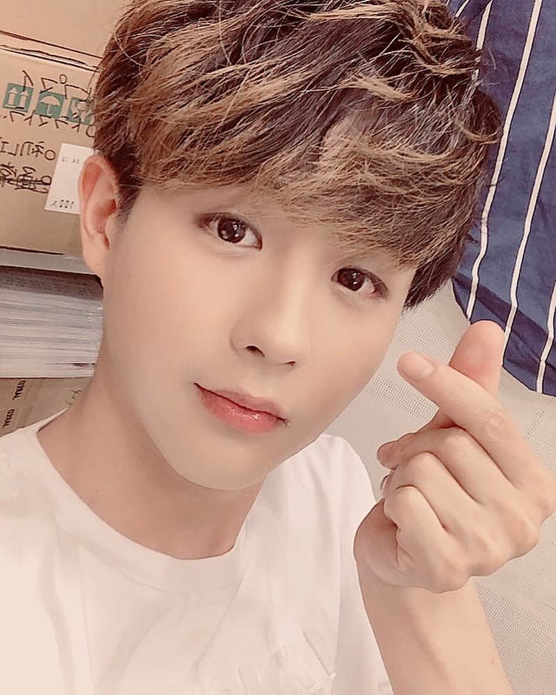 インジュン のインスタグラム：「今日もありがとう😊 沢山汗かいた~~みんなの応援すごい💕 毎日が幸せすぎるよ😍 リリイベ後残り3日しかないのが 考えるとすごく寂しくなるけど、 だからこそ沢山会おう💕 そして思い切り楽しもう❤️ 明日はアリオ亀有　サニーコートです!! 明日のリリイベは1部しかありません!! 17:00スタートなので沢山来てね💕 오늘 리리스이벤트도 무사히끝!!! 너무 재미있었어~~~~ 오늘은 응원이 너무 뜨거워서 땀을 엄청많이흘렸어..~~😅😅 이제 리리스 이벤트도 3일 밖에 안남았다고 생각하니까 뭔가 아쉽지만  그렇기때문에 더 많이 만나자!!! 더 열심히 놀자~~~~ 내일은 공연이 한번 밖에 없어요~~~ 17시 시작이니까 많이와줘~💕 내일봐😍 . . . . #셀카#셀피#데일리#일상#인준#신곡 #l4l#selfie#daily#injun #インジュン#リリース#リリイベ #僕のキモチ#よろしくね💓 #また#明日#💕」