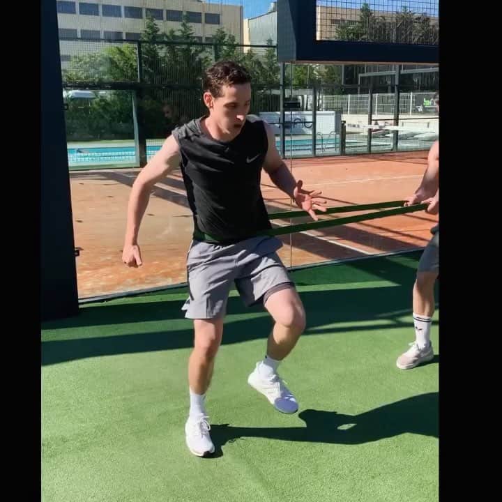 セバスティアン・ルディのインスタグラム：「Training auch im Urlaub 💪🏻🔥 @coach_danypetric #ibiza #training #familyandfriends #fussball#workout」