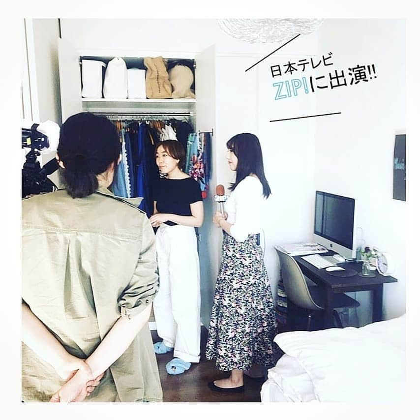 Ginaさんのインスタグラム写真 - (GinaInstagram)「明日！Gina編集部員の黒川が日本テレビの「ZIP!」に出ちゃいます👀📺 「オシャレな人のクローゼット」という企画で自宅取材して頂きました！ ファッション好きな彼女ならではの収納術をご紹介しております。 (森遥香アナウンサー、とっっても可愛かったそうです😍💕) 7:15くらいに放送予定なので、朝のバタバタな時間帯かとは思いますが、ぜひ見てみてくだいね👋  #Gina #Ginamagazine #Gina編集部日記 #ZIP」6月6日 20時35分 - gina_mag