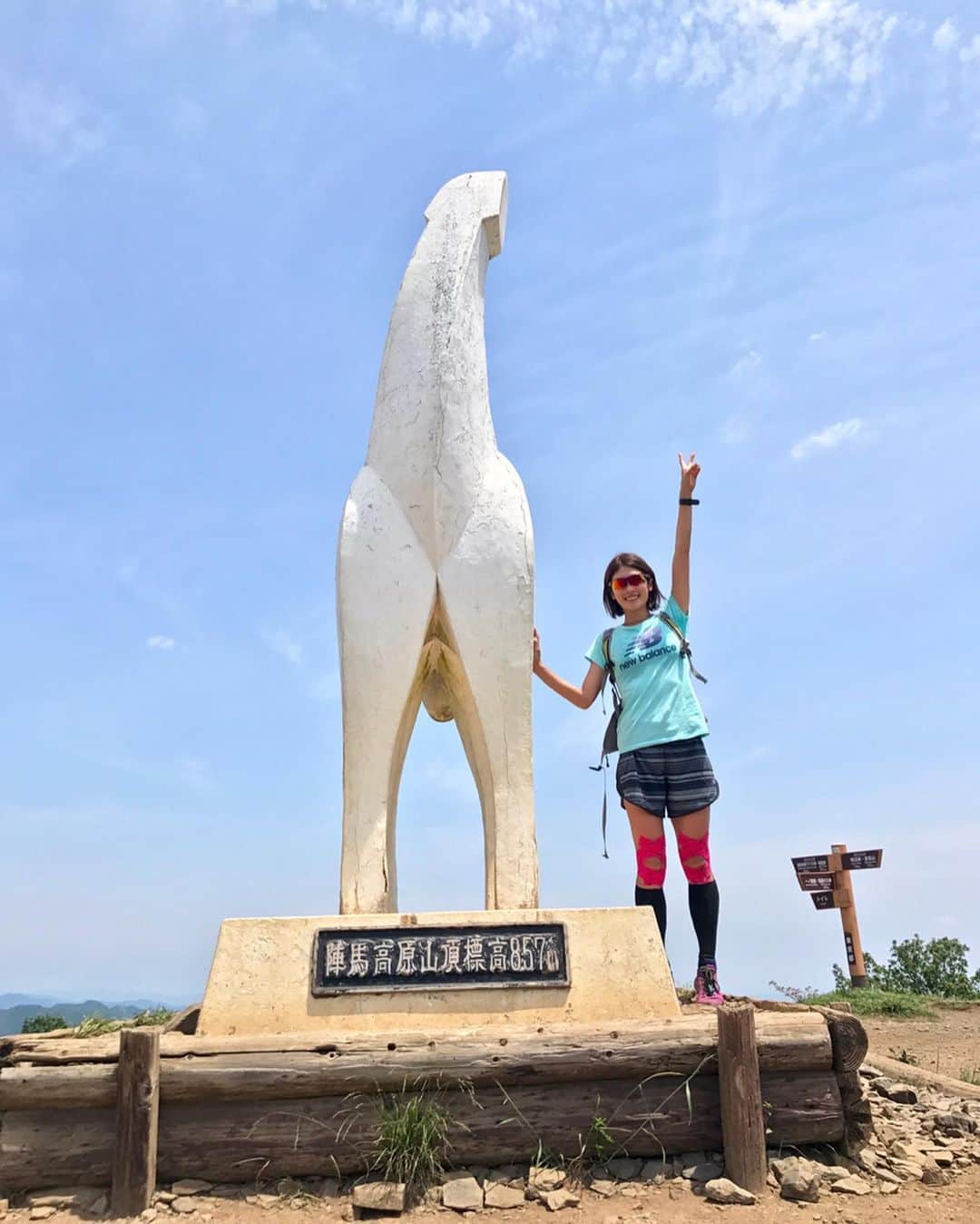西谷綾子のインスタグラム：「✴︎ 今年初♡高尾山口駅⇄陣場山 27km🤗 早起きしたら昼には終わる✌️ ・ 膝のテーピングは、怪我予防☺️ メタックスローション小さいサイズは持ち運び便利💓RUN前後に必ずっ👌 ・ 今日の疲れはその日のうちに📢😊 ・ もーすぐ梅雨入り⁈😳 明日は雨予報☔️雨対策しっかりね🤗 6/7(金)19:10〜織田フィールド Naota動きづくりをした後→300m×10本→筋トレ  http://basrc.spo-sta.com/schedule/27392(お申込みは、練習会開始30分前までok👌)どなたでもご参加いただけます☺️ ・ #梅雨入り前に #高尾山 #陣馬山 #青空 #自然  #トレイル #トレイルラン #ファイテン #ボディケア  #ニューバランス #パワープロダクション  #run #running #marathon #phiten #bodycare #streching #taping #sport #newbalance #trail #trailrunning」