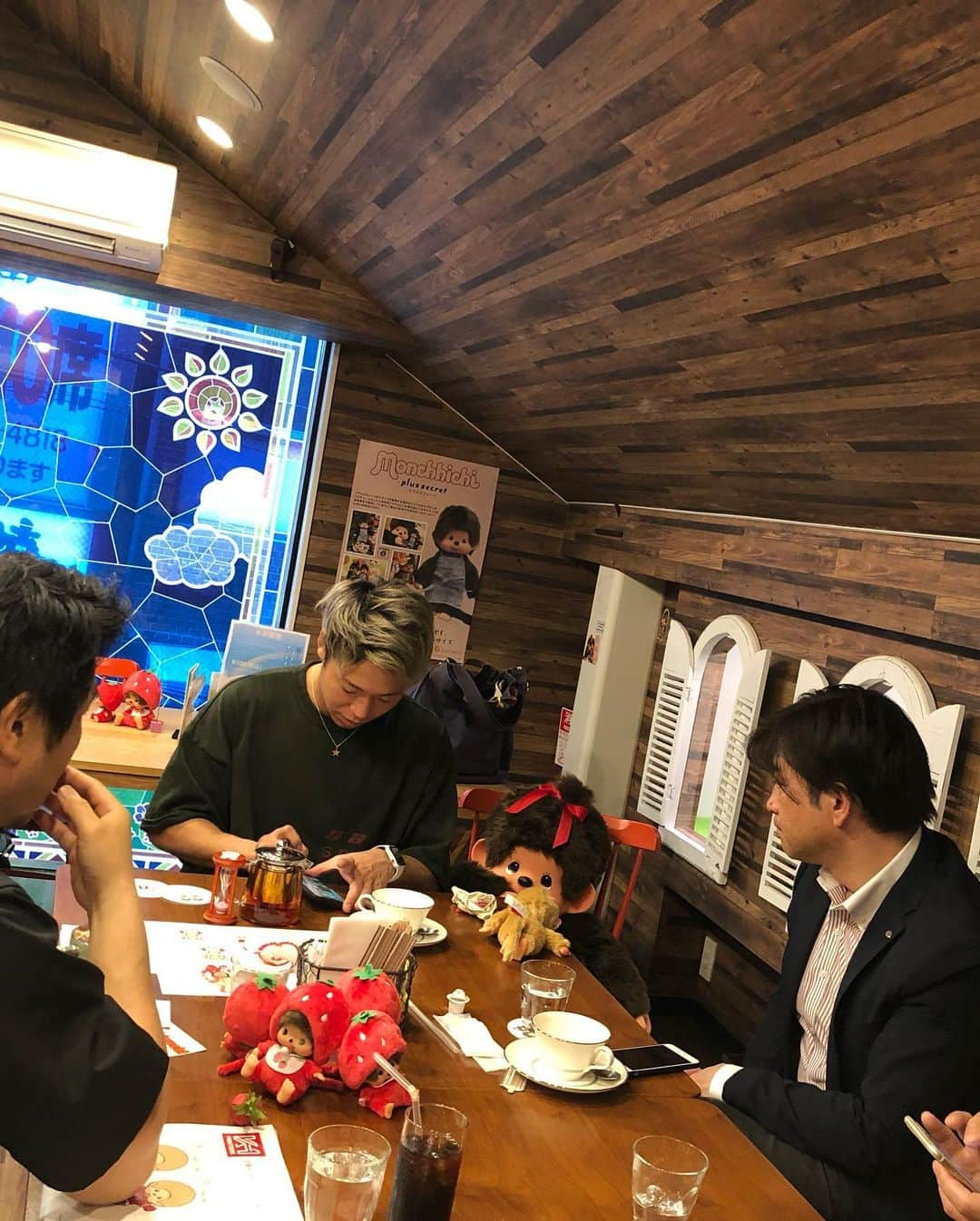 武尊さんのインスタグラム写真 - (武尊Instagram)「今日は練習後に モンチッチカフェで打ち合わせ🐒 金髪モンチッチ可愛かった🙈✨ お楽しみに。。 #モンチッチカフェ  #45人のモンチッチ展  @monchhichi_official」6月6日 20時35分 - k1takeru