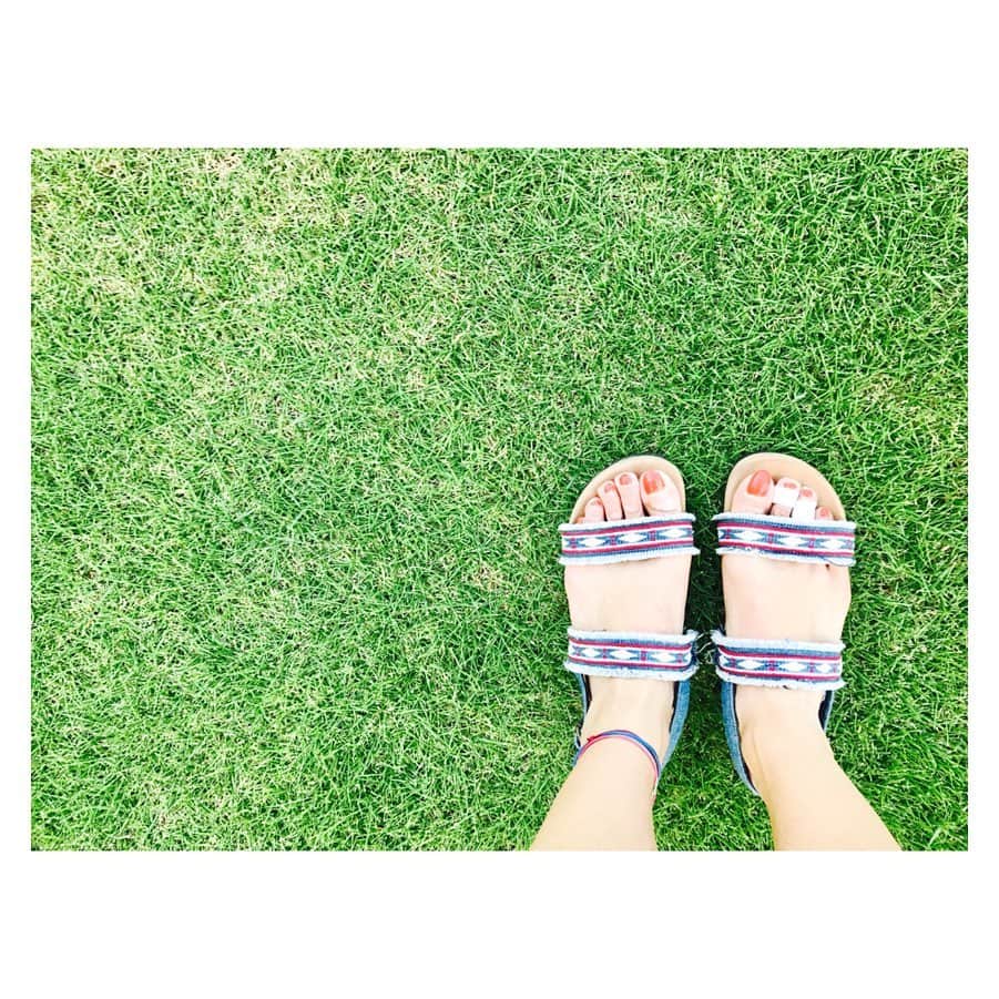のインスタグラム：「SUMMER✌︎🏖 The tape destroy completely cutie mode💔😂  サンダルの季節🌱🎐  どんなに足下キャワいめにしても テーピングが可愛さ全殺し💔😂  小さい頃は🐙とか🐟👀とかできなかったのになー すっごいちっちゃいことなのに死活問題 最近の悩み🌀🤔 なにかいい方法あれば🙏🏻  #👡 #逆にオシャレポイントが #テーピング #という逆転の発想 #でこれからはいこうと思います #minnetonka」