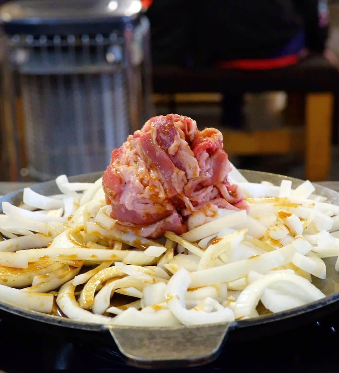 得あゆさんのインスタグラム写真 - (得あゆInstagram)「バラ焼き食べた🍖 手に持ってるのはりんごジュース🍎 #青森グルメ旅 #実はここ夜ご飯2軒目 ・ ・ ・ ・ ・ ・ ・ ・ ・ #焼肉#yakiniku#バラ焼き#りんご#青森#青森グルメ#グルメ#食べ歩き#旅行#旅#女子旅#肉#おすすめ#美味しい#親友#カップル#田舎#自然#贅沢#ディナー#夜ごはん#デブ活#ジュース#dinner#travel#japanesegirl#japanesefood#gourmet」6月6日 20時40分 - tokuayu819