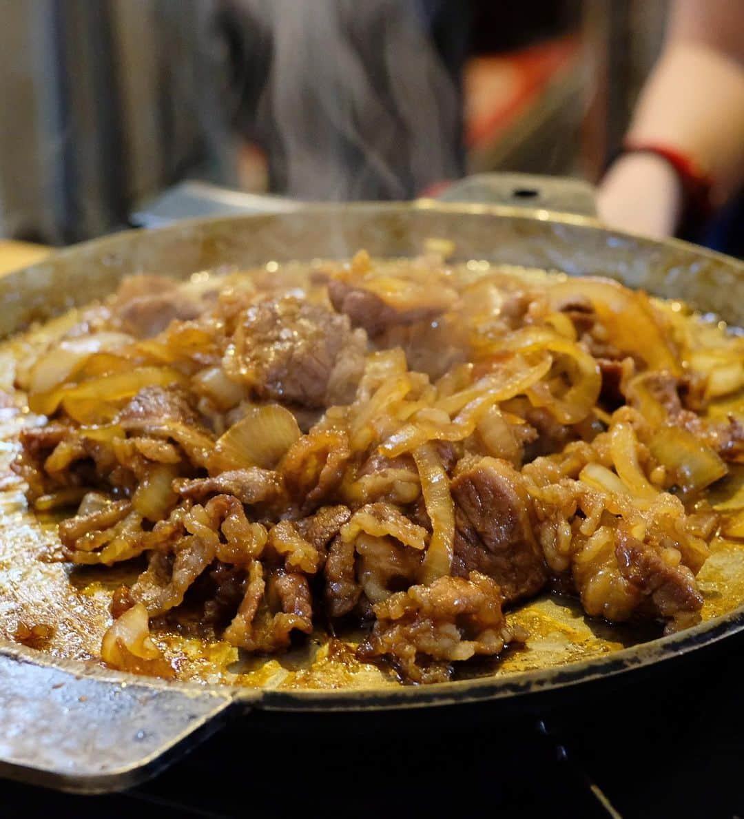 得あゆさんのインスタグラム写真 - (得あゆInstagram)「バラ焼き食べた🍖 手に持ってるのはりんごジュース🍎 #青森グルメ旅 #実はここ夜ご飯2軒目 ・ ・ ・ ・ ・ ・ ・ ・ ・ #焼肉#yakiniku#バラ焼き#りんご#青森#青森グルメ#グルメ#食べ歩き#旅行#旅#女子旅#肉#おすすめ#美味しい#親友#カップル#田舎#自然#贅沢#ディナー#夜ごはん#デブ活#ジュース#dinner#travel#japanesegirl#japanesefood#gourmet」6月6日 20時40分 - tokuayu819