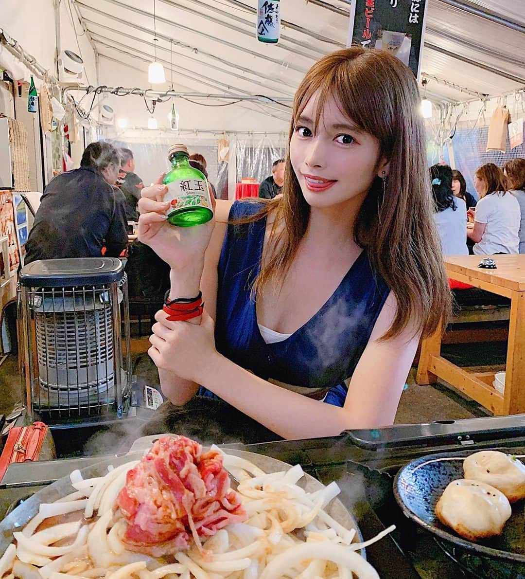 得あゆさんのインスタグラム写真 - (得あゆInstagram)「バラ焼き食べた🍖 手に持ってるのはりんごジュース🍎 #青森グルメ旅 #実はここ夜ご飯2軒目 ・ ・ ・ ・ ・ ・ ・ ・ ・ #焼肉#yakiniku#バラ焼き#りんご#青森#青森グルメ#グルメ#食べ歩き#旅行#旅#女子旅#肉#おすすめ#美味しい#親友#カップル#田舎#自然#贅沢#ディナー#夜ごはん#デブ活#ジュース#dinner#travel#japanesegirl#japanesefood#gourmet」6月6日 20時40分 - tokuayu819