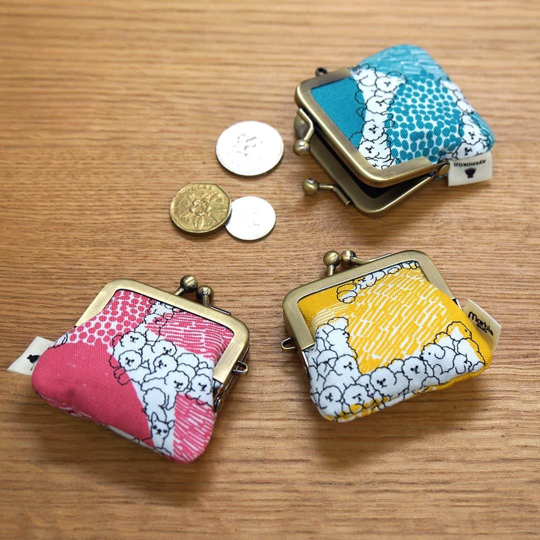 marbleSUD(マーブルシュッド) のインスタグラム：「京都の老舗がま口専門店AYANOKOJIとのコラボ商品に、小さな小さな“寸ぱちがま口財布”が新登場！手のひらにすっぽりと収まってしまう、なんとも可愛らしいサイズのがま口財布です。小銭入れとしてはもちろん、迷子になりがちなアクセサリーや、お薬入れとしてもおすすめです。 ・ 人気のビションフリーゼ柄は、ピンク、イエロー、ターコイズと夏らしいPOPなカラーに！ポーチやティッシュケースなどBAGの中をいろどる可愛いアイテムが多数揃っています。online shopではビションフリーゼ柄コーナーもご用意しておりますので、是非チェックしてみてくださいね！ ・ #marblesud #マーブルシュッド #AYANOKOJI #ビションフリーゼ #DOG #がま口 #ポーチ #BAG #ファッション」