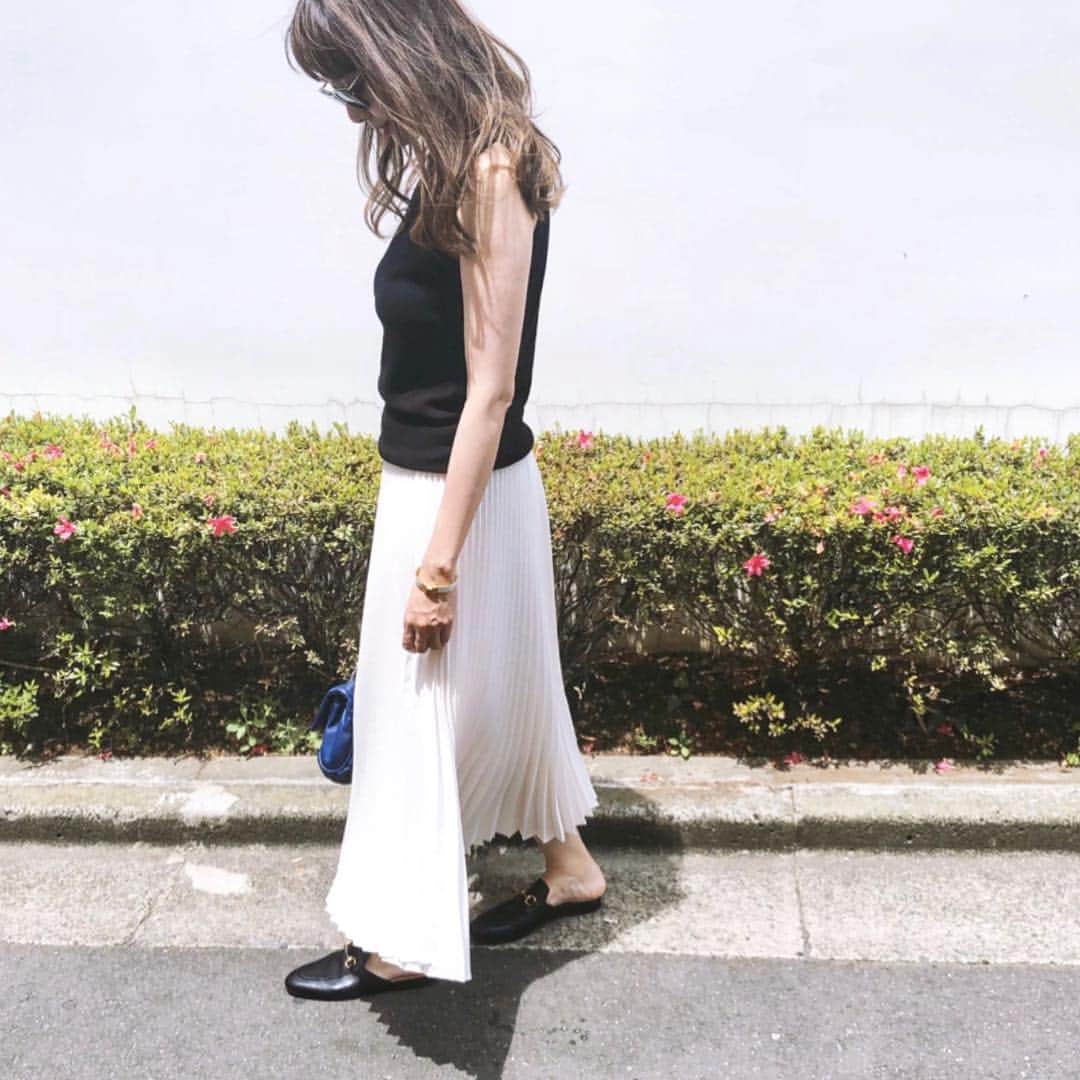 カオルコさんのインスタグラム写真 - (カオルコInstagram)「monotone style  生地感もよく白でも透けにくいプリーツスカートと昔から好きなニットのスリーブレスでお出かけしました⑅︎◡̈︎* 。 ニットの好きなんだけどなかなか着る時期が難しいのよね。 . . . #coordinate @cen.___jp #cen @enfold_official #enfold @chanelofficial  #chanel @gucci #gucci @celine #celine」6月6日 20時41分 - ka_ruk_