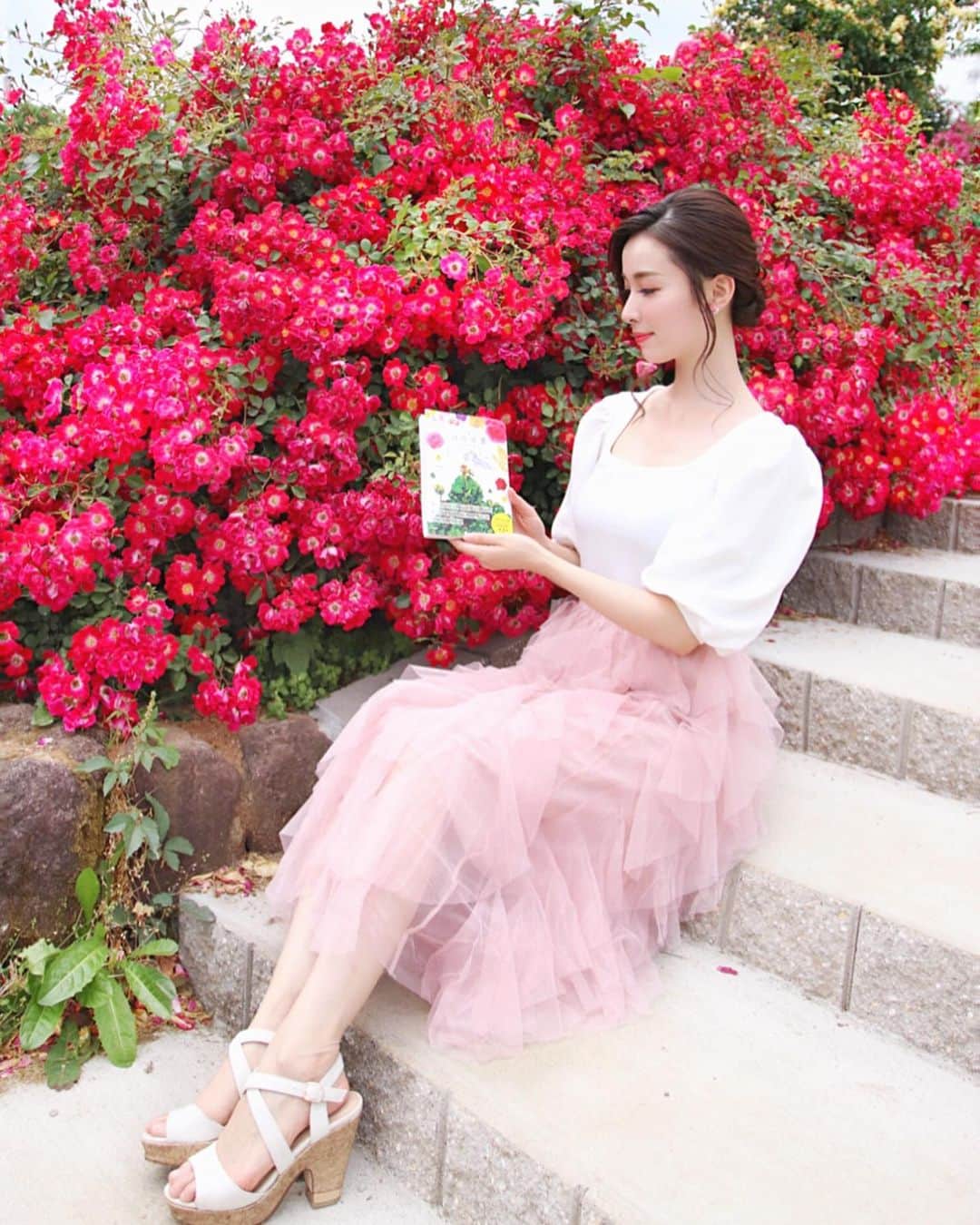 瀬戸早妃さんのインスタグラム写真 - (瀬戸早妃Instagram)「📕💐📕💐📕﻿ ﻿ 昨年、葉菜桜花子さんによる﻿ 『季節を彩る「はな言葉」-花とドレスと花言葉109』をご紹介しましたが、こちらはフラワーアレンジメント作品集がバージョンアップした第2弾🌸🥰﻿ @hanacotoba_jp ﻿ とっても美しいフラワーアート💕﻿ そして名言の数々と、はっと大切なことに気づかせてくれます✨﻿ ﻿ 自分へのご褒美には勿論、大切なお友達へのプレゼントとしてもおすすめです💐﻿ ﻿ Amazonでも購入できますよ💕﻿ ﻿ ☑︎tops, skirt @montresorsaki  #montresorsaki #montresor #モントレゾール﻿ パフスリーブの白Tシャツはお気に入りで よく着ています♪♪ ﻿ ┈┈┈┈┈┈┈┈┈┈┈┈┈┈┈┈﻿ ﻿ #はな言葉 #花言葉 #お花 #花のドレス﻿ #葉菜桜花子 #はなさくらはなこ さん﻿ #フラワーアレンジメント #flower #flowers#flowerarrangements #花が好きな人と繋がりたい #お花畑 #薔薇園 #バラ園」6月6日 20時42分 - plievesaki