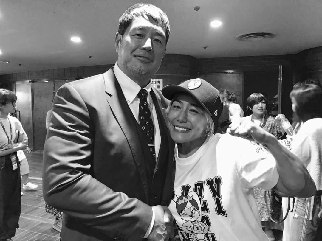 高田延彦さんのインスタグラム写真 - (高田延彦Instagram)「山本美憂は恐るべき進化を遂げている。レスリング元世界王者のキャリアから繰り出すワールドクラスのハイスキルに、フィジカルモンスターと言われる卓越した身体の強さ、何より本気で一番を目指しているモチベーションが強く伝わるし、一試合やる度に美憂の勝ちパターンを完成させつつある、日頃から勝つために思い悩み苦しみ、毎日強くなり続けていくために、またそうなるように日々己をいじめ抜いているのだろう。勝ちパターンを装備し勝ち癖をつけ始めた山本美憂からは目が離せないな。相手の浅倉カンナも常に攻めてたね、立派な闘争心を見せてくれた、物怖じせずにアタックしていた、レスリングワールドクラスを相手に何度もタックルを仕掛けた、持ち前のテクニックを駆使して常にアグレッシブスタイルだった、気持ちも伝わった！やはりレスリング力とフィジカルでは敵わなかったが、美憂と対戦した事によって足りない課題が見えただろう！美憂戦の準備をする中で更に強くなっているはずだ、気持ちじゃ負けてない、ただ線の細さがヤケに目についた、課題は自分で、チームで克服、修正していくしかない。言える事は二人の戦いは面白くて素晴らしかったという事実だ。王者浜崎朱加に挑む山本美憂を見れる日が徐々に迫って来ているかも知れない。なにはともあれ美憂、カンナの未来が楽しみだ。 #山本美憂  #浅倉カンナ  #rizin  #神戸ワールド記念ホール  #素晴らしい戦い  #まだまだ強くなる  #レスリング力  #フィジカル」6月6日 20時48分 - takada_nobuhiko