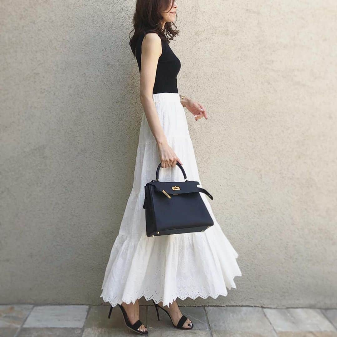 akko3839さんのインスタグラム写真 - (akko3839Instagram)「#いつかの服﻿ ﻿ monotone coordinate﻿ ﻿ ﻿ girlyだけど甘すぎない﻿ EMBROIDERY TIERED SKIRT ﻿ ﻿ ﻿ ﻿ top @auralee_tokyo ﻿ @ronhermanstor﻿﻿ skirt @stylebar.jp  zozo→2,000円OFFクーポン﻿ bag @hermes﻿ sandal @celine﻿ ﻿ ﻿ ﻿ blogもupしました☻☺︎﻿ ﻿ ﻿ #stylebar#instagood#outfit#code#instalike#fashionista#instafashion#ootd#simple#chic#style#stylish#styleblogger#Instafashion#fashiongram#mystyle#fashionista#stylebarstyle#monotone#エルメス#オーラリー」6月6日 20時50分 - akko3839